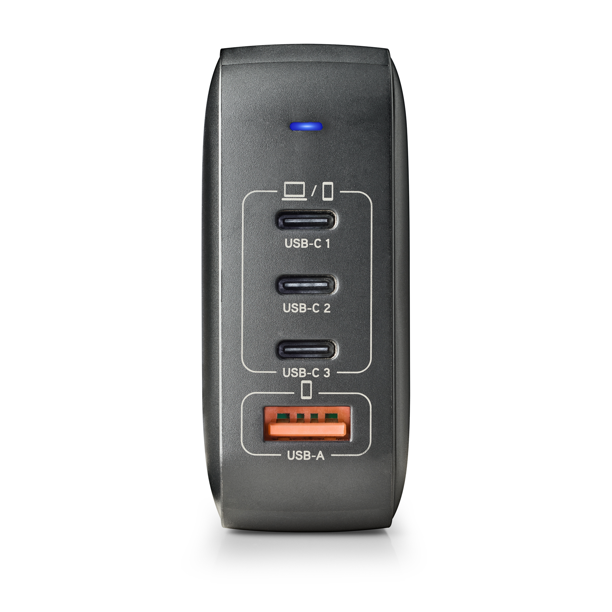 Un caricatore USB grigio scuro. Ha quattro porte: tre USB-C e una USB-A. Una luce blu indica l'alimentazione.