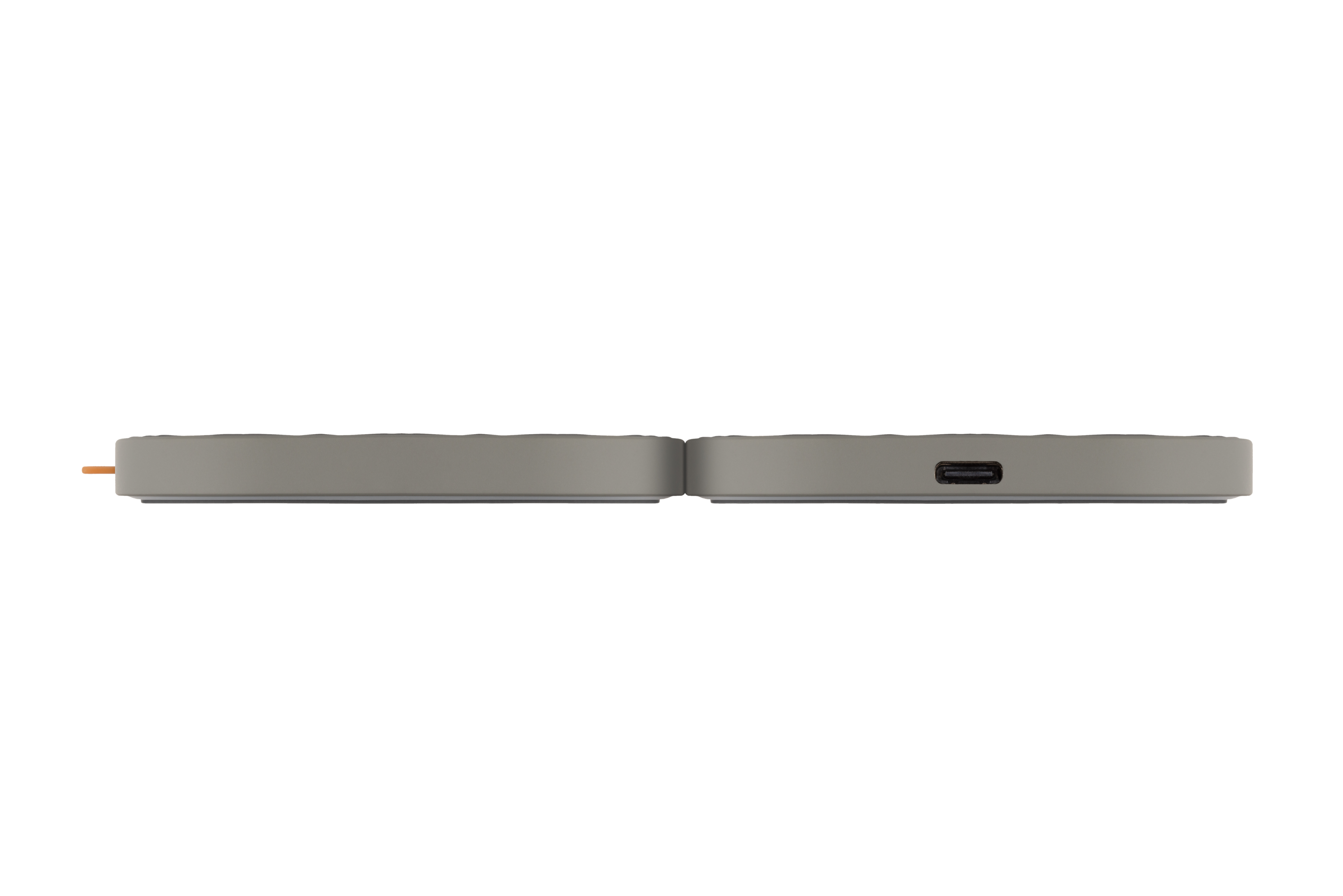 Ein graues Gerät mit USB-Anschluss ist vor weißem Hintergrund zentriert.