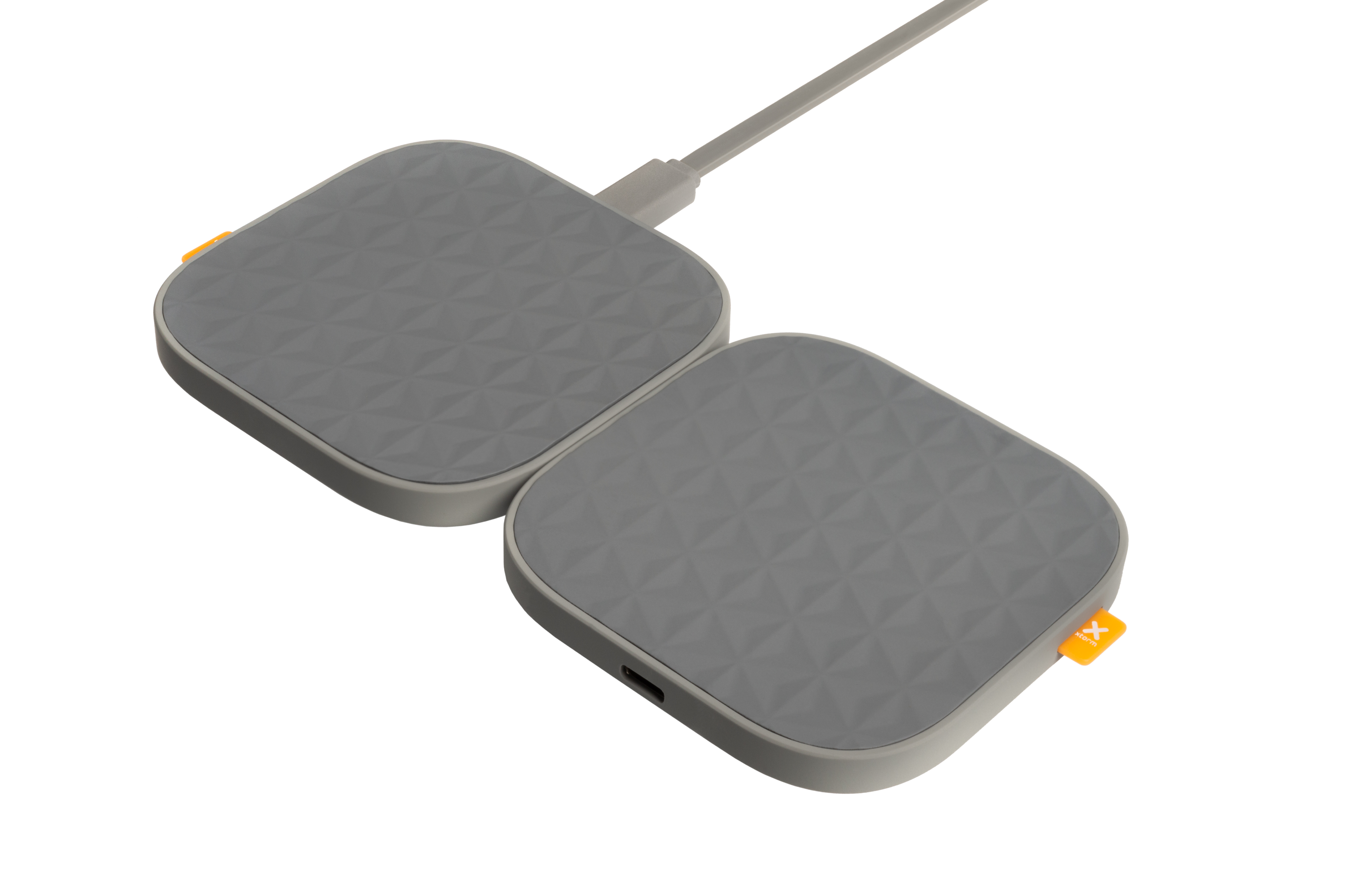Zwei graue kabellose Ladegeräte, verbunden durch ein Kabel. Jedes ist quadratisch mit strukturierter Oberfläche und orangefarbenem Akzent.
