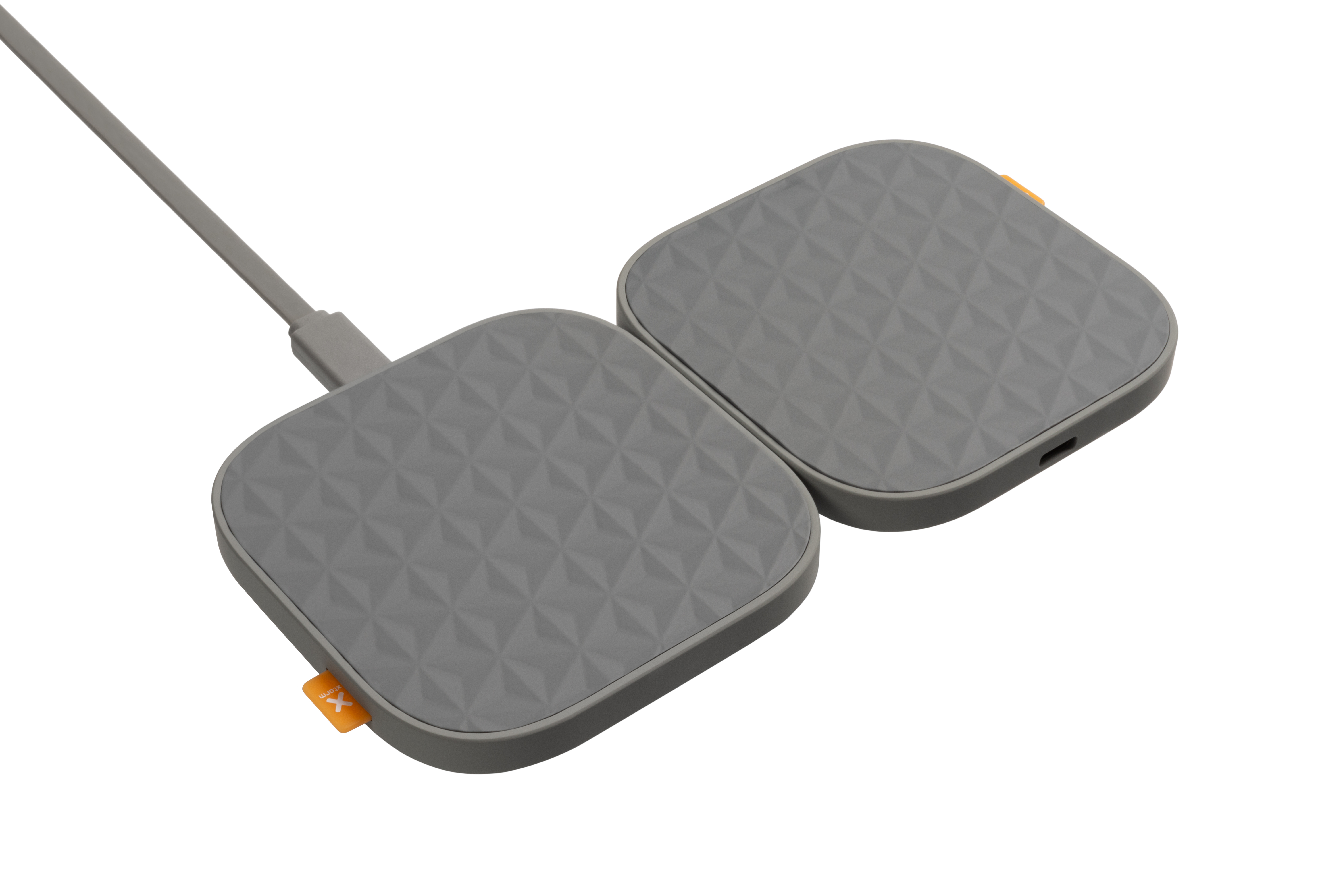 Graues kabelloses Ladegerät mit zwei Pads, strukturierter Oberfläche und Verbindungskabel. Orangefarbenes Logo.
