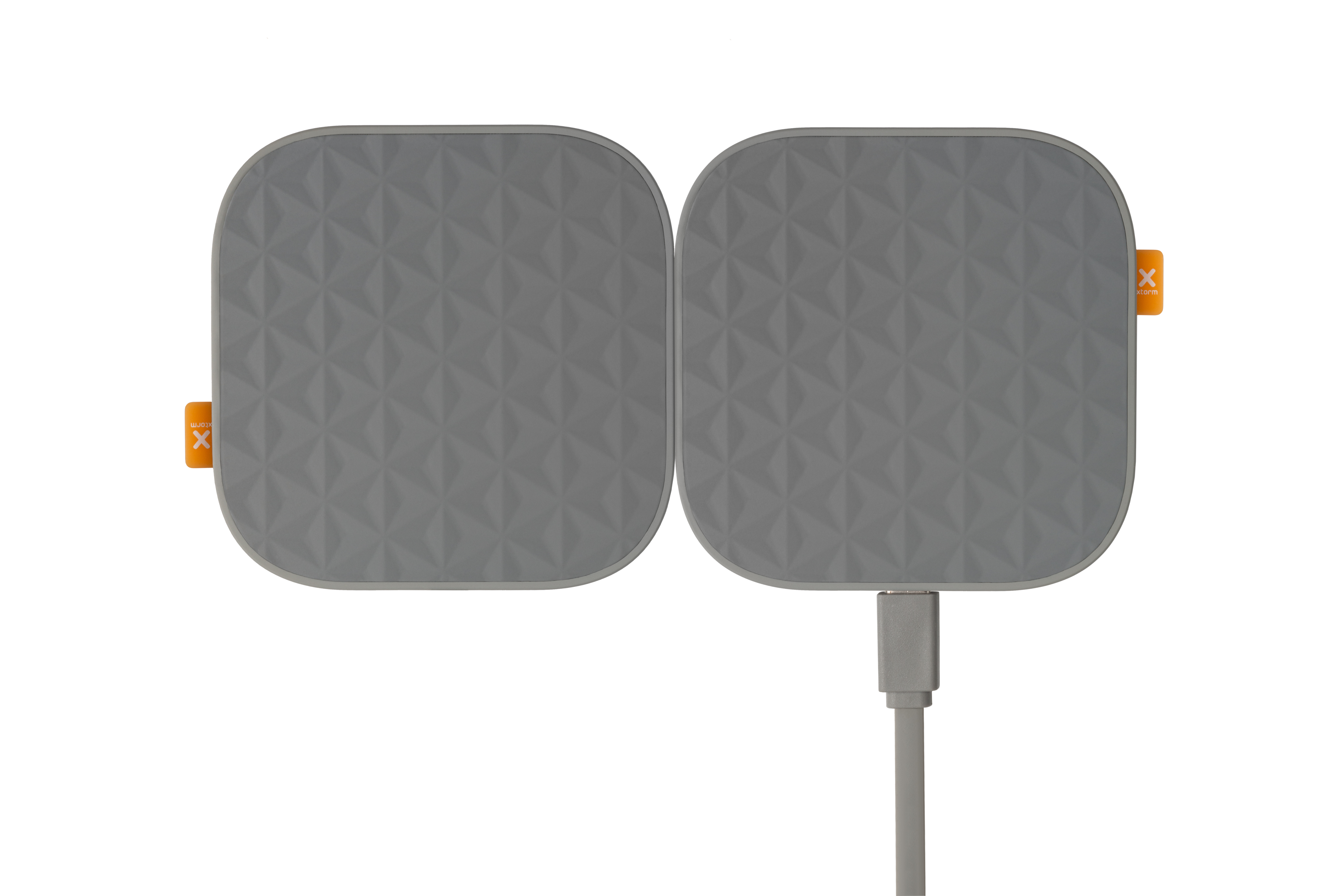Zwei graue Pads mit geometrischem Muster. Eines hat ein orangefarbenes Logo. Ein graues Kabel geht ab.