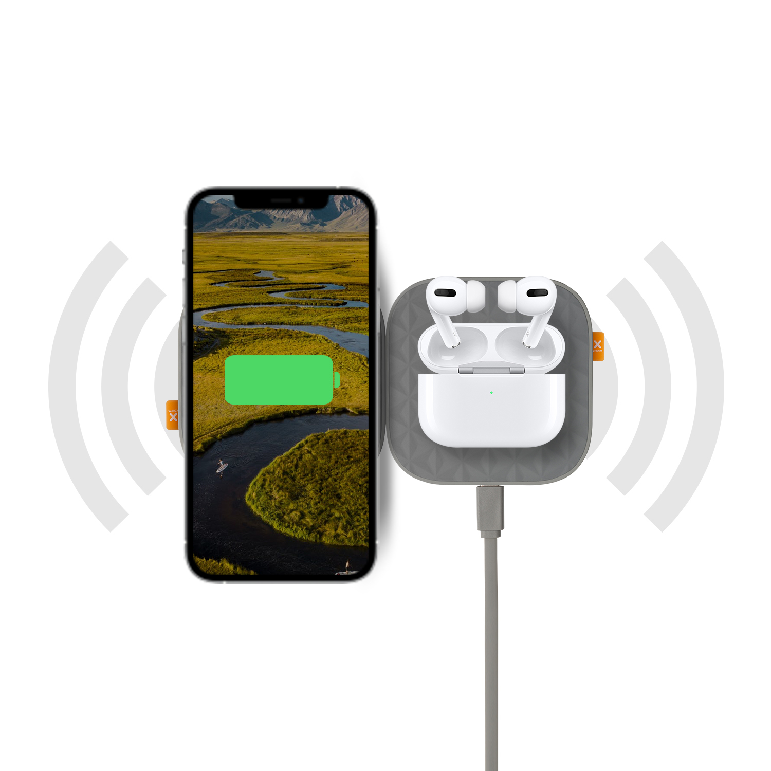 Telefon mit Flusslandschaft, kabelloses Ladegerät mit Ohrhörern, weißer Hintergrund, graues Ladepad und Ladekabel.