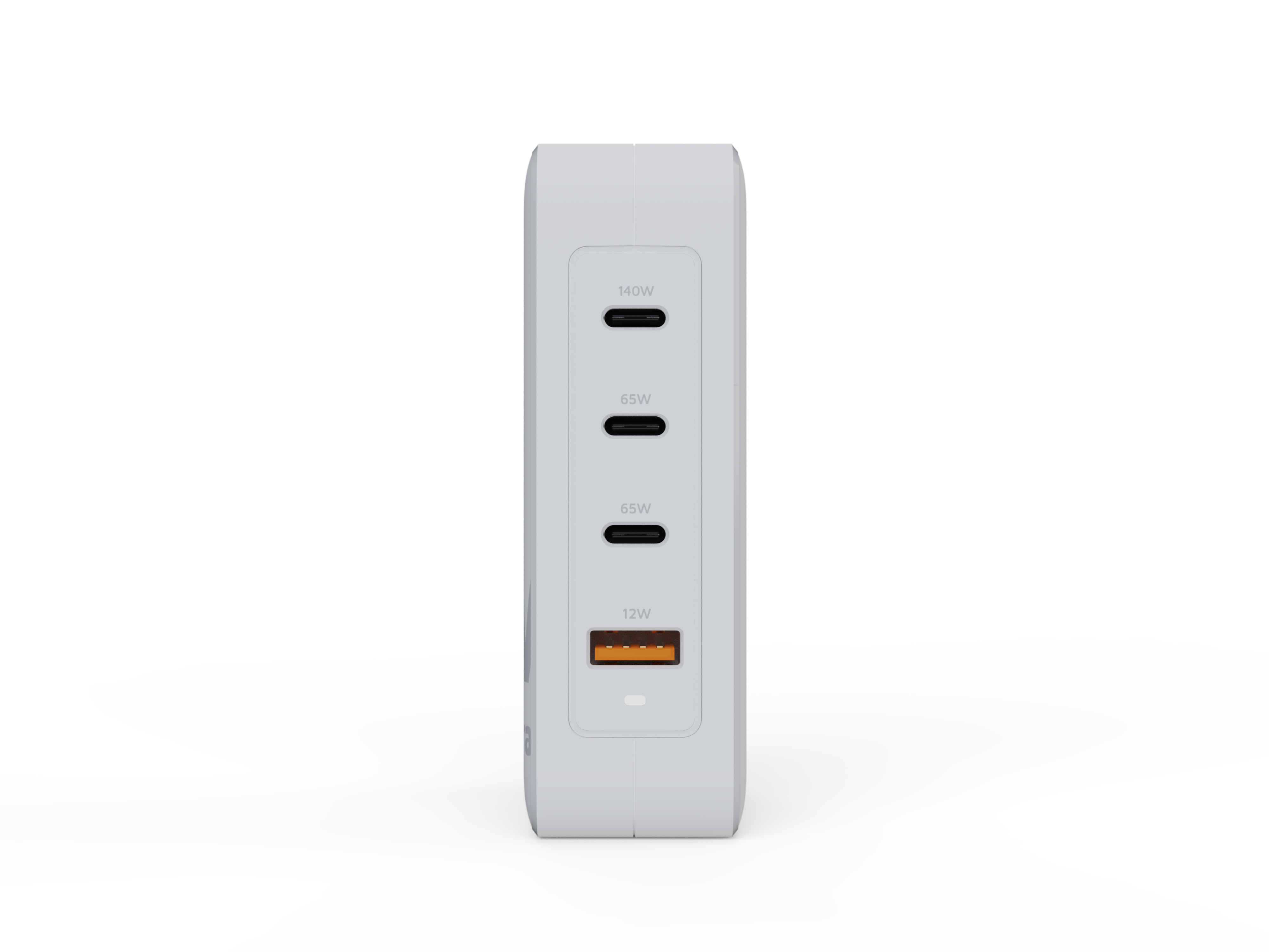 Un adaptateur secteur blanc avec quatre ports de charge étiquetés 140W, 65W, 65W et 12W. Le fond est blanc.