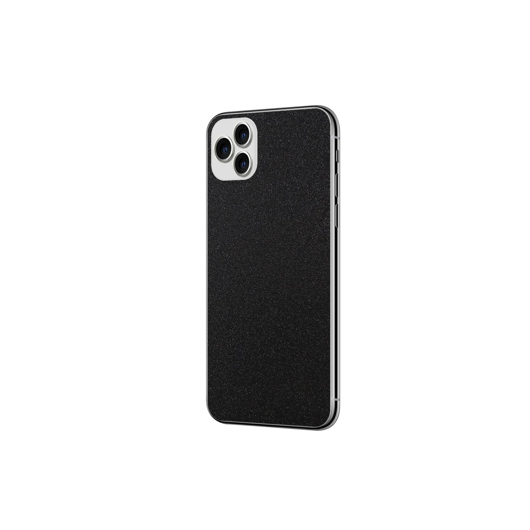 Un iPhone nero con retro strutturato, bordi argento e fotocamera su sfondo bianco.
