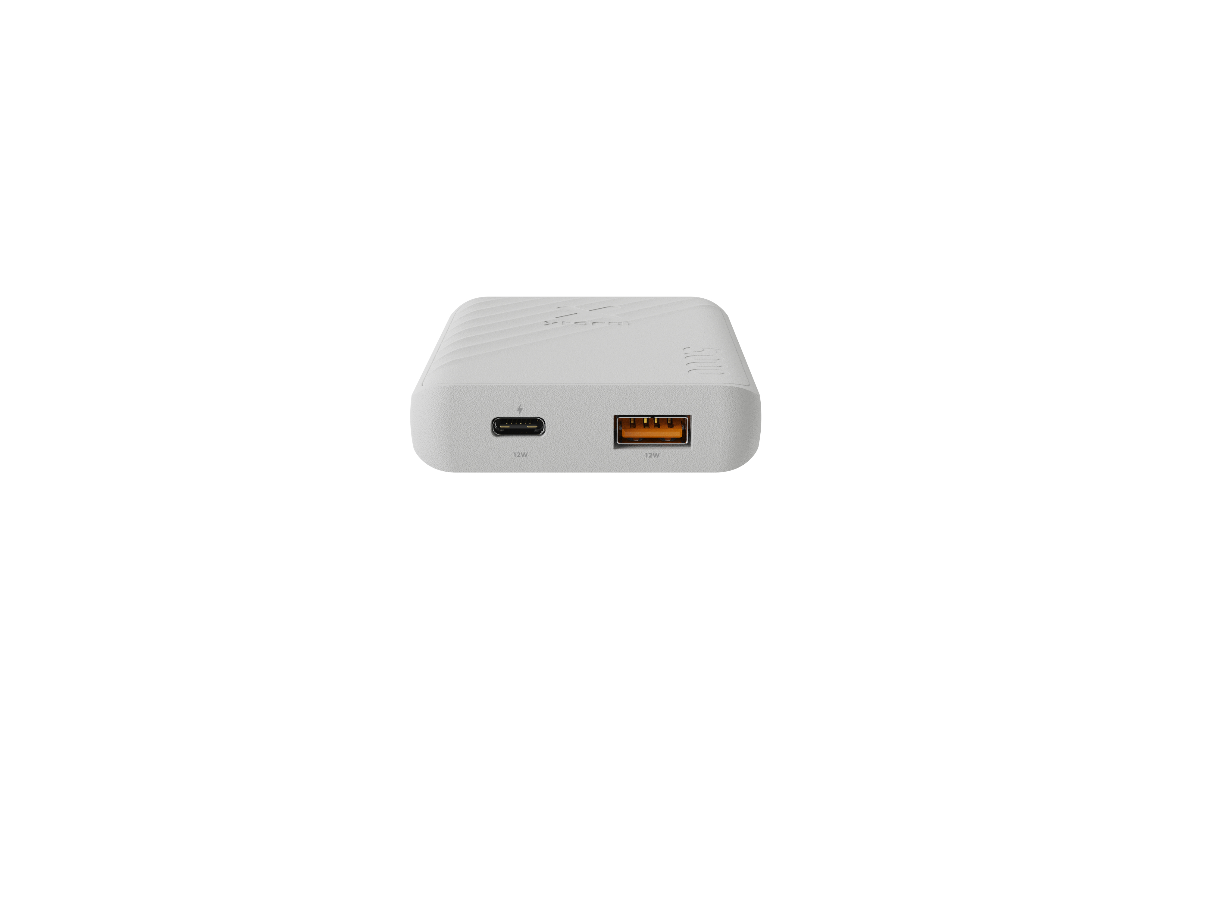 Eine weiße Powerbank mit zwei Anschlüssen, USB und USB-C. Der Hintergrund ist weiß.