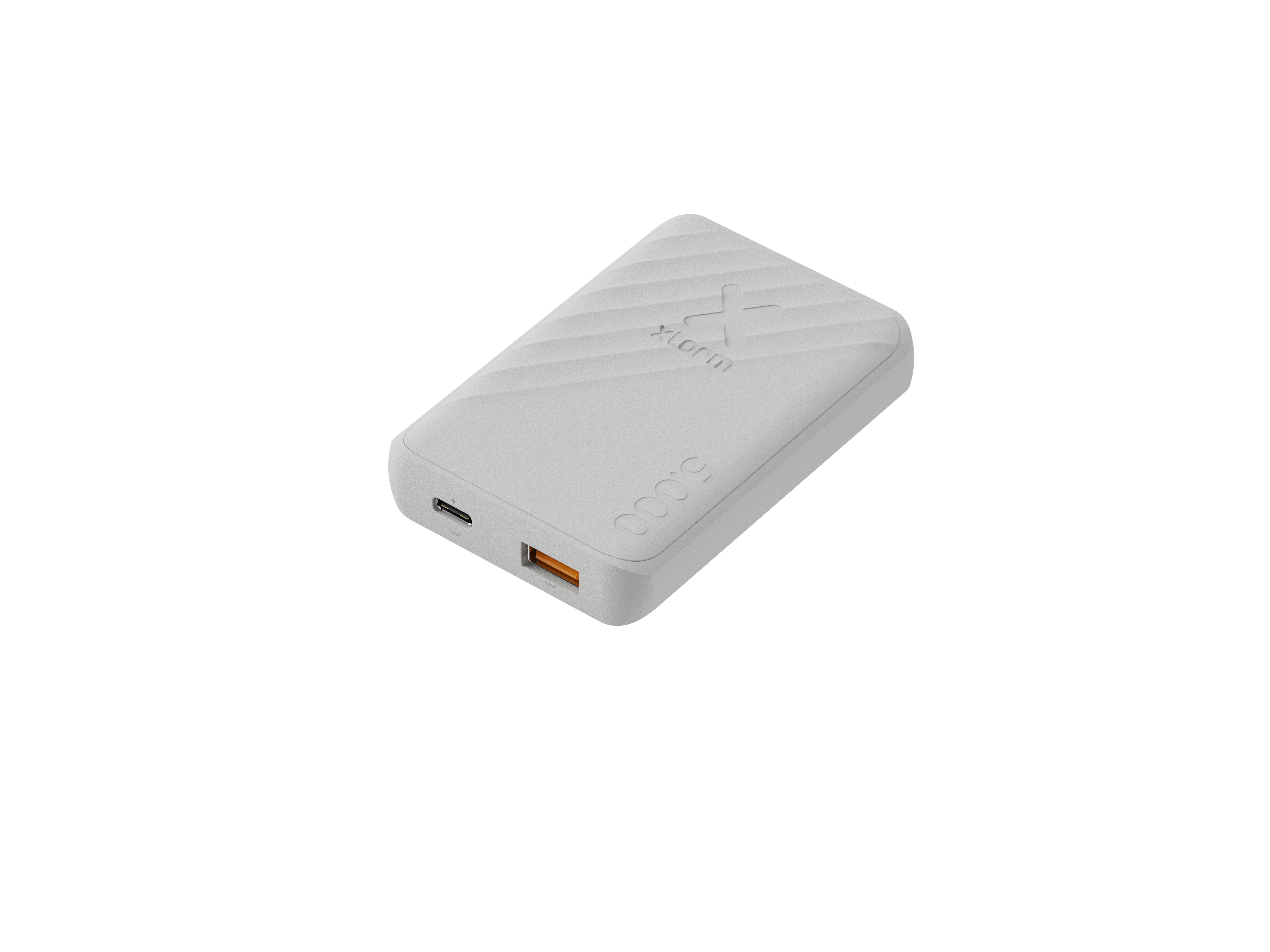 Eine weiße Powerbank mit Xstorm-Logo, 6000 und zwei Anschlüssen. Sie hat eine strukturierte Oberfläche und befindet sich auf weißem Hintergrund.