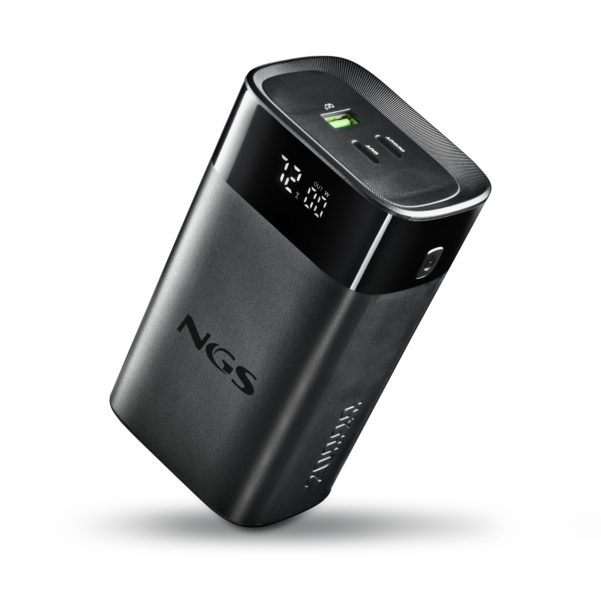 Un power bank NGS negro, en ángulo. Muestra una pantalla con un 72% de carga. Tiene puertos de entrada y salida. El fondo es blanco.