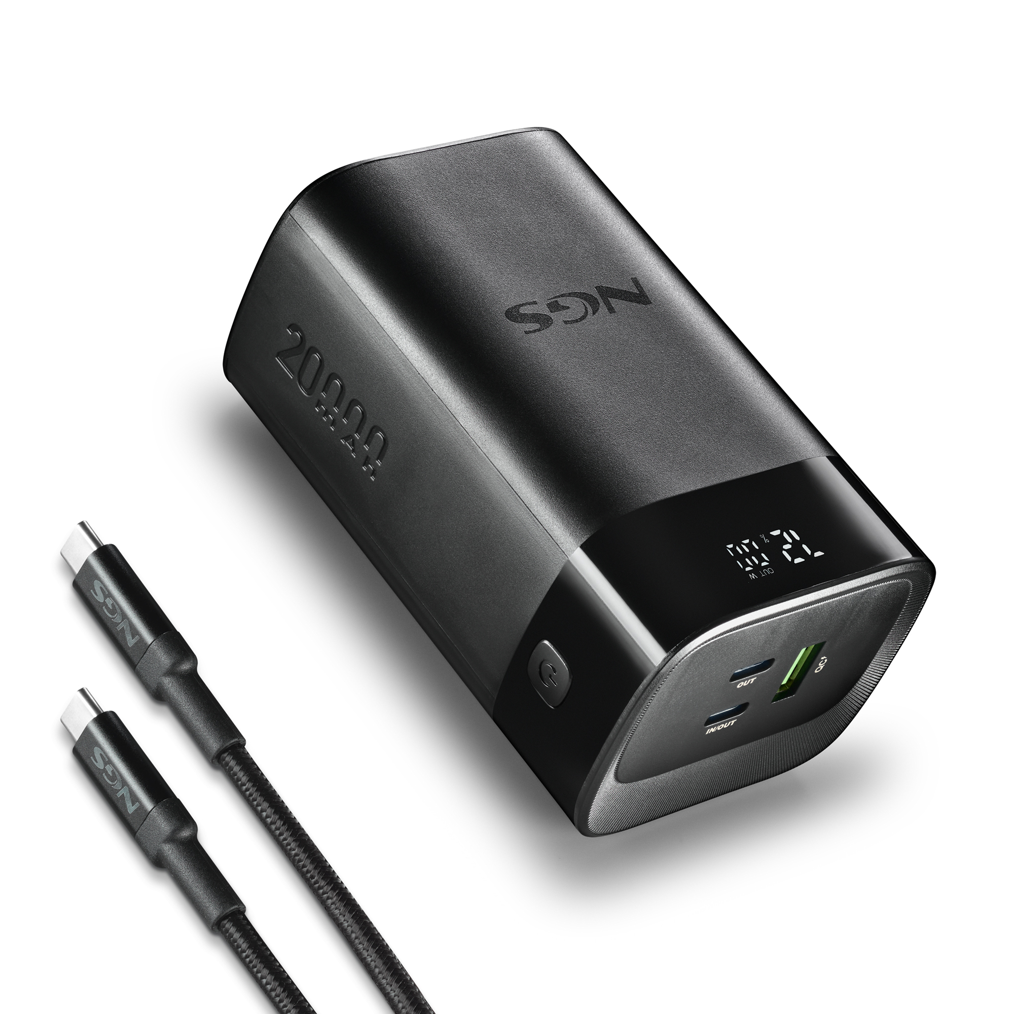 Un power bank negro NGS 20000 con dos cables conectados. Pantalla muestra nivel de carga. Fondo blanco.