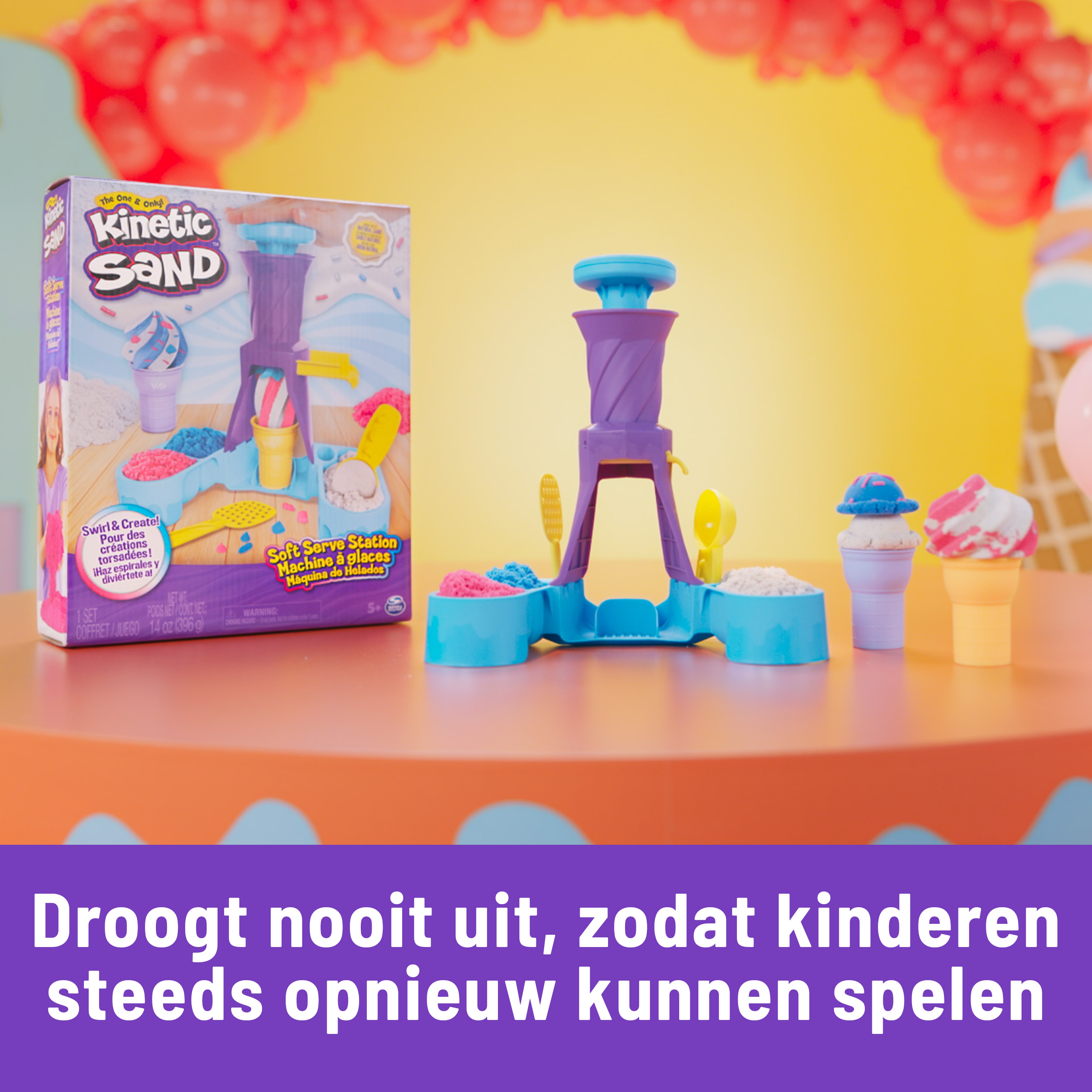 Ein Kinetic Sand-Set mit einer Eiscrememaschine und Spielzeug-Eistüten auf buntem Hintergrund.