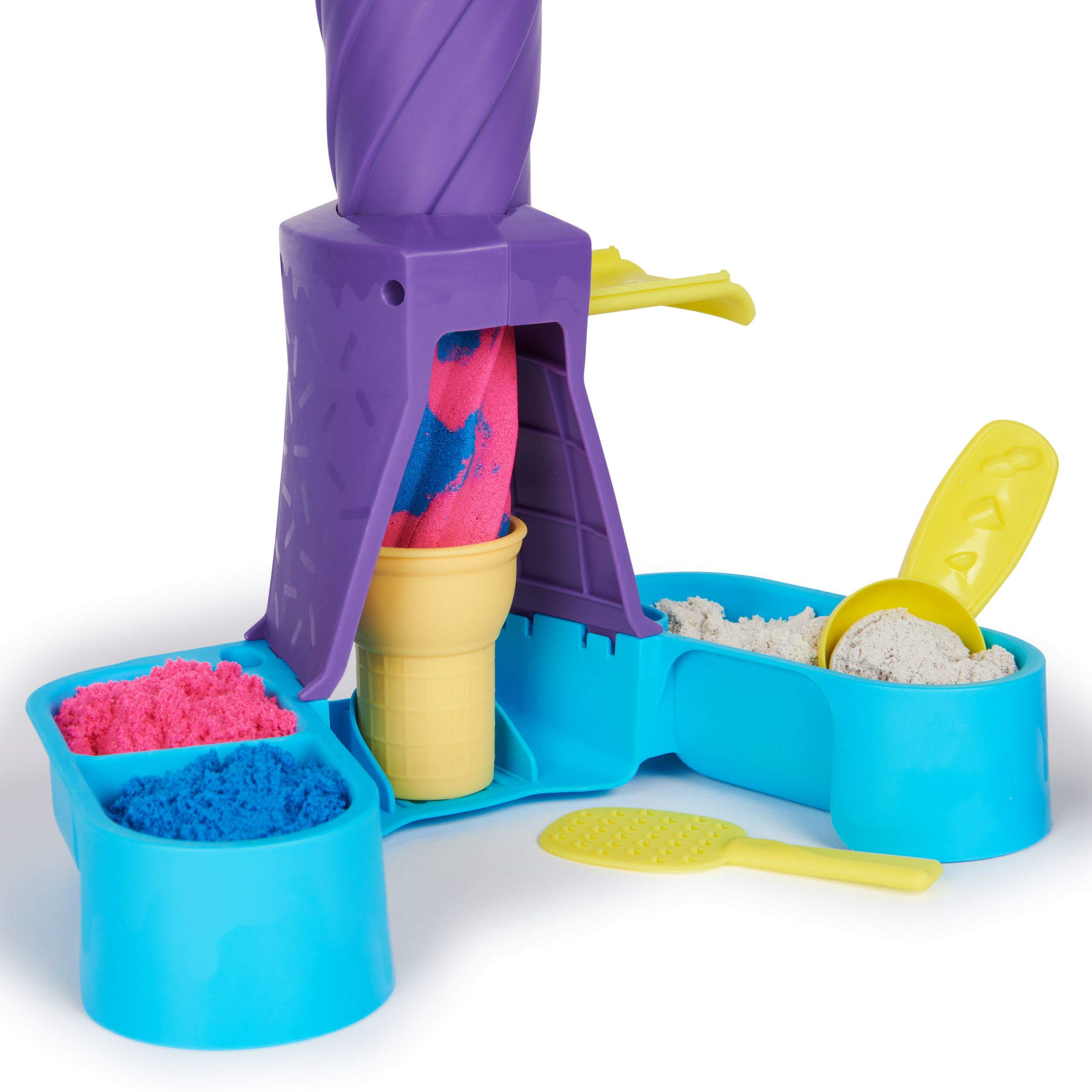 Ein farbenfrohes Sandkunstspielzeug. Es hat lila, blaue, gelbe und rosa Teile und einen weißen Hintergrund.