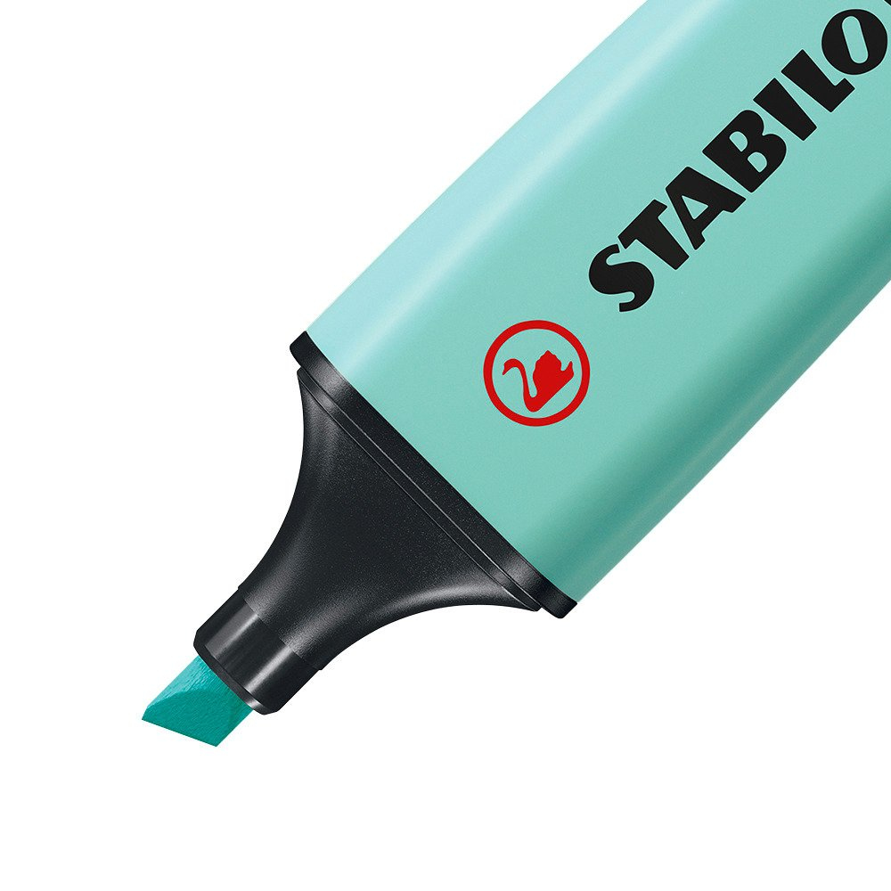Nahaufnahme eines türkisblauen Stabilo-Textmarkers mit schwarzer Kappe und Spitze. Das Logo ist sichtbar. Der Hintergrund ist weiß.