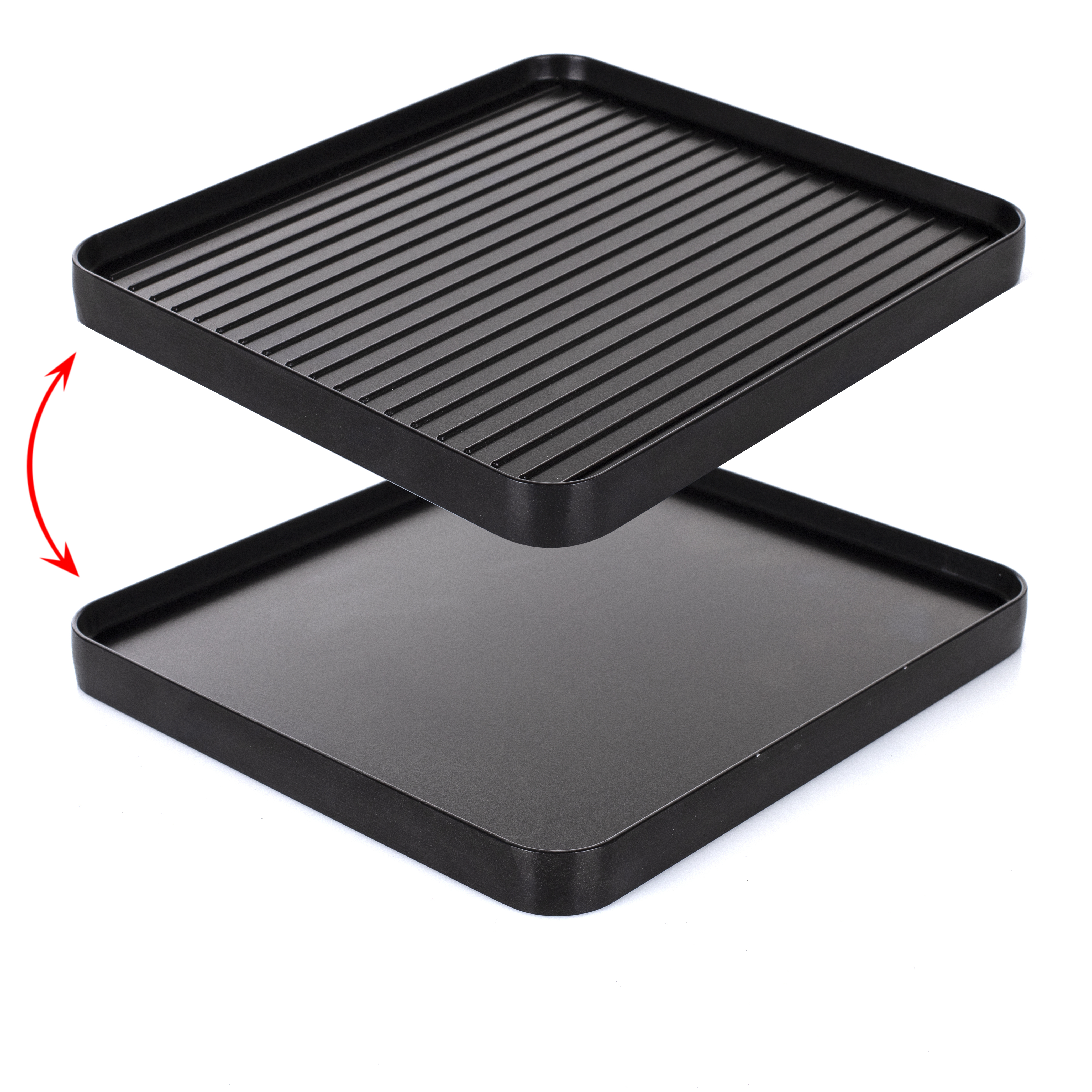 Dwie czarne kwadratowe tace, jedna nad drugą. Górna taca ma grzbiety. Czerwona strzałka wskazuje separację.