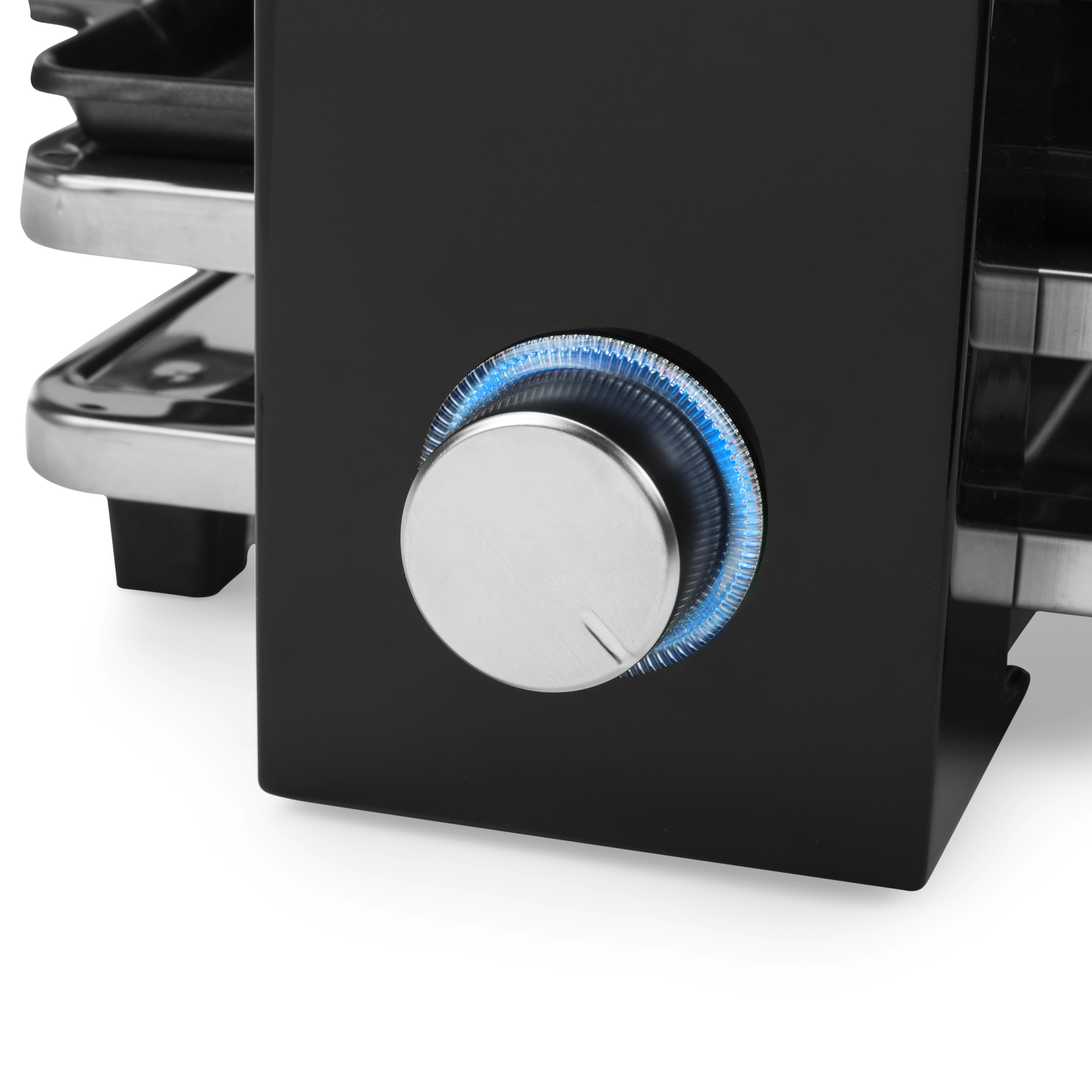 Zbliżenie czarnego panelu sterowania urządzenia. Widoczne srebrne pokrętło z niebieskim pierścieniem świetlnym.