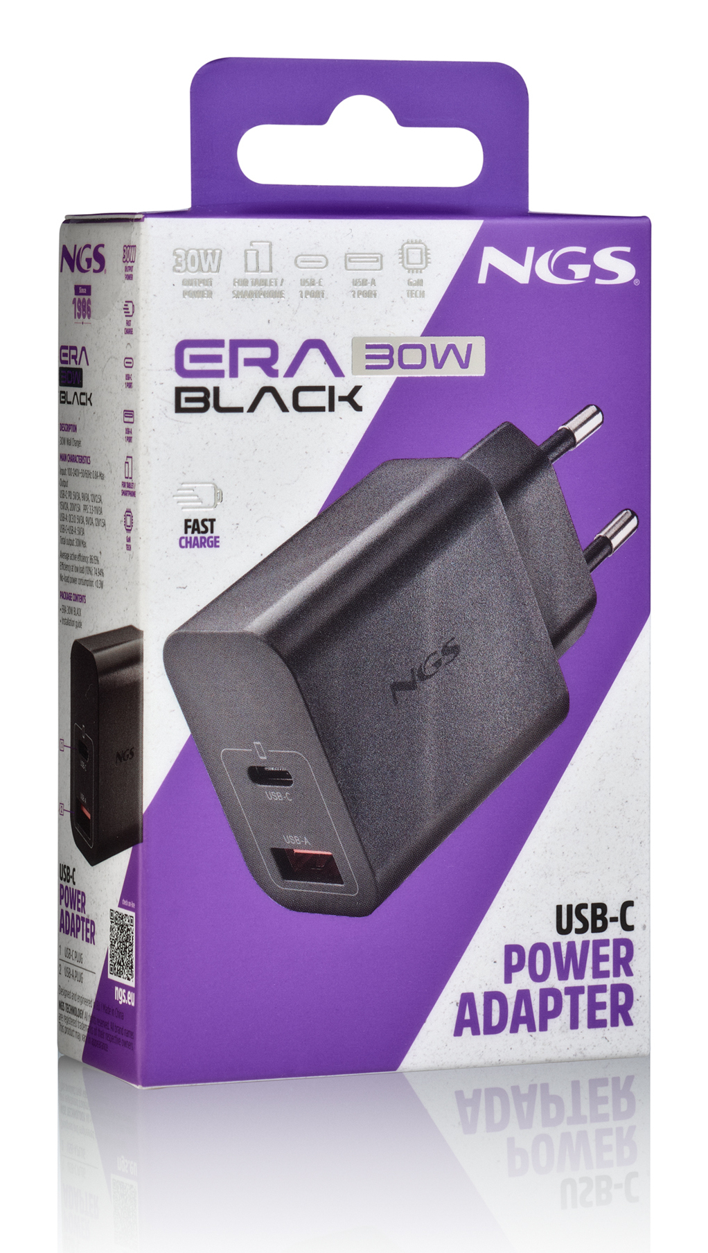 Un adattatore di alimentazione USB-C nero nella sua scatola. La scatola è viola e ha il marchio NGS.