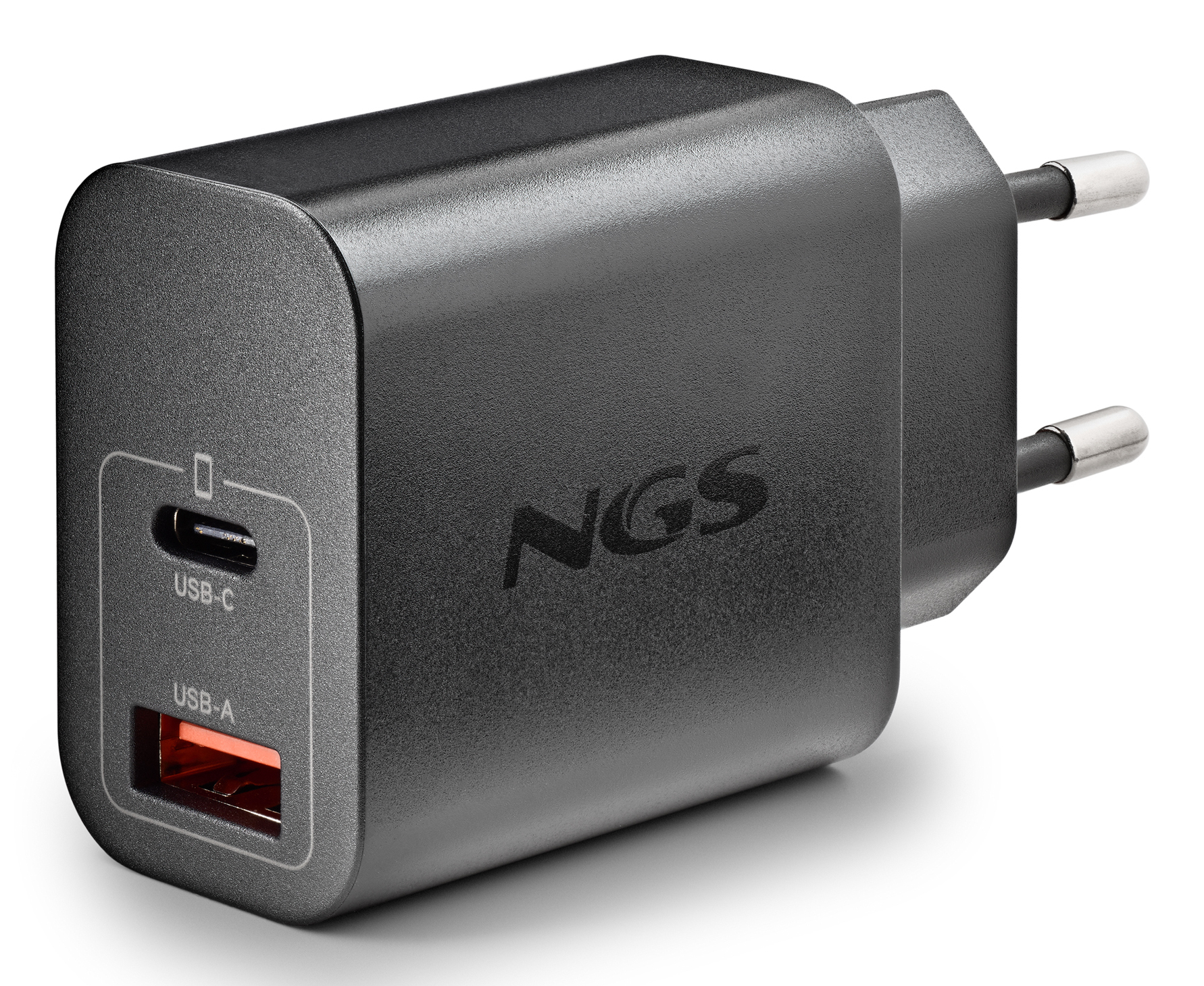 Caricabatterie nero con porte USB-C e USB-A. Ha una spina e il marchio NGS. Lo sfondo è bianco.