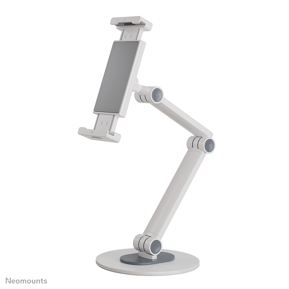 Un support de tablette blanc avec une tablette grise. Le support est articulé avec plusieurs articulations et une base ronde. Logo Neomounts.