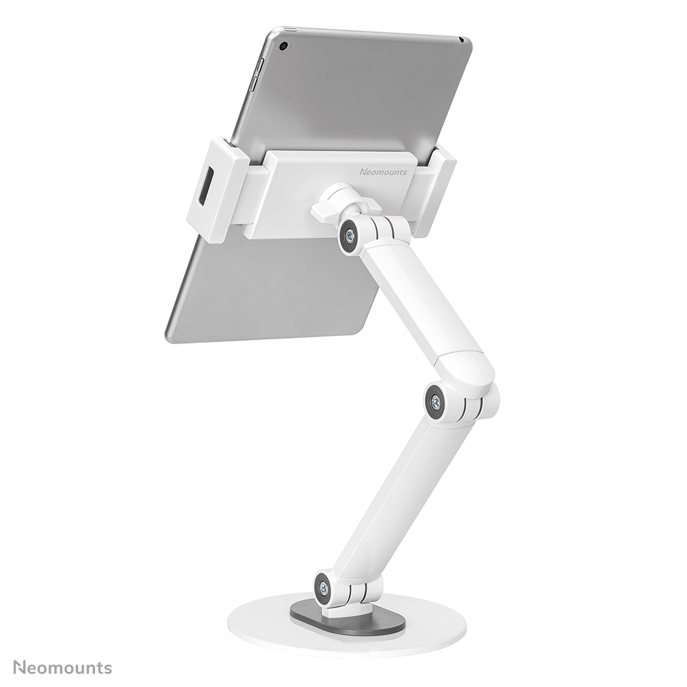 Un support de tablette blanc tenant une tablette argentée. Le support est articulé avec plusieurs joints et a une base circulaire.