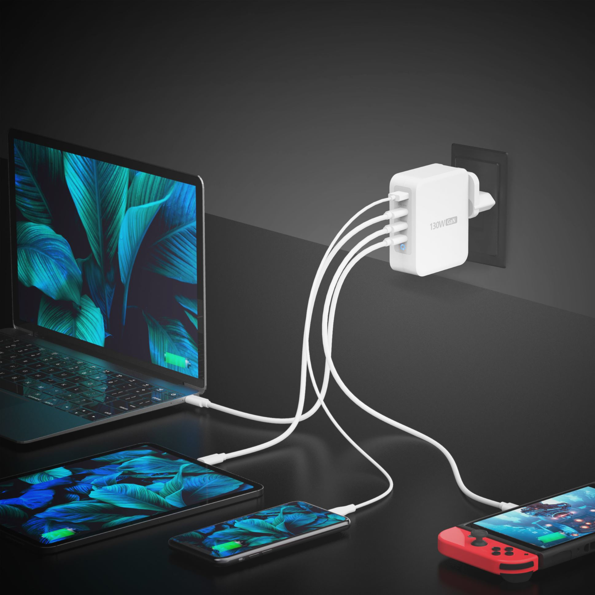 Ein weißer Lade-Hub, der in eine Wand gesteckt ist. Angeschlossen an Laptop, Tablet, Telefon und Spielkonsole.