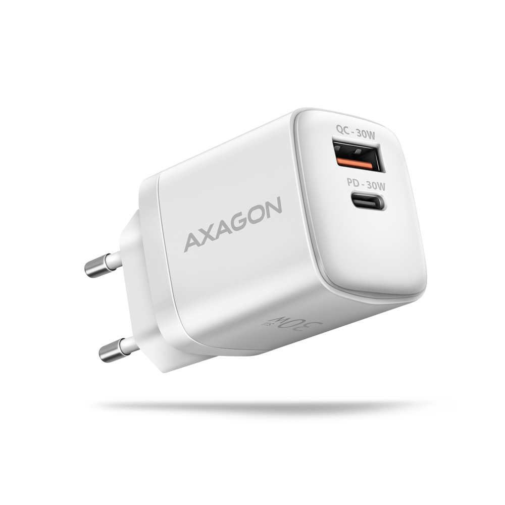 Weißes Axagon-Ladegerät. Es hat zwei Anschlüsse: QC-30W und PD-30W. Zwei Metallstifte sind sichtbar. Das Ladegerät ist auf weißem Hintergrund.