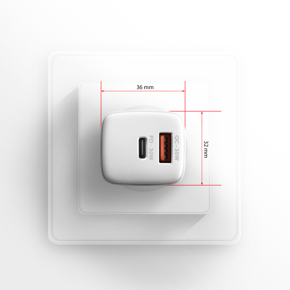 Ein weißes Ladegerät steckt in einer Steckdose. Es hat einen USB-C- und einen USB-A-Anschluss. Rote Linien zeigen die Maße 36 mm und 32 mm.