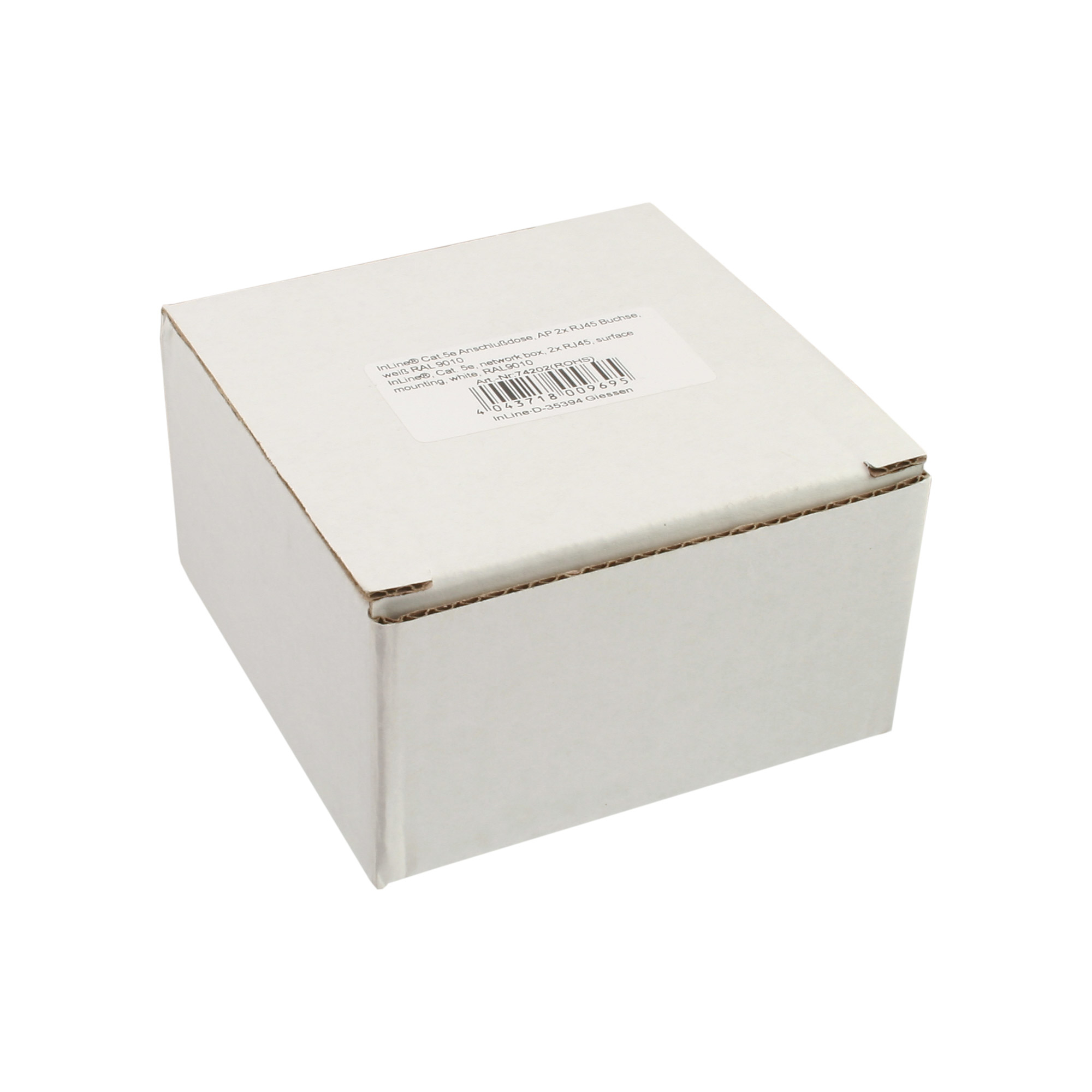 Ein weißer Pappkarton mit Produktetikett. Die Box ist abgewinkelt und auf weißem Hintergrund isoliert.