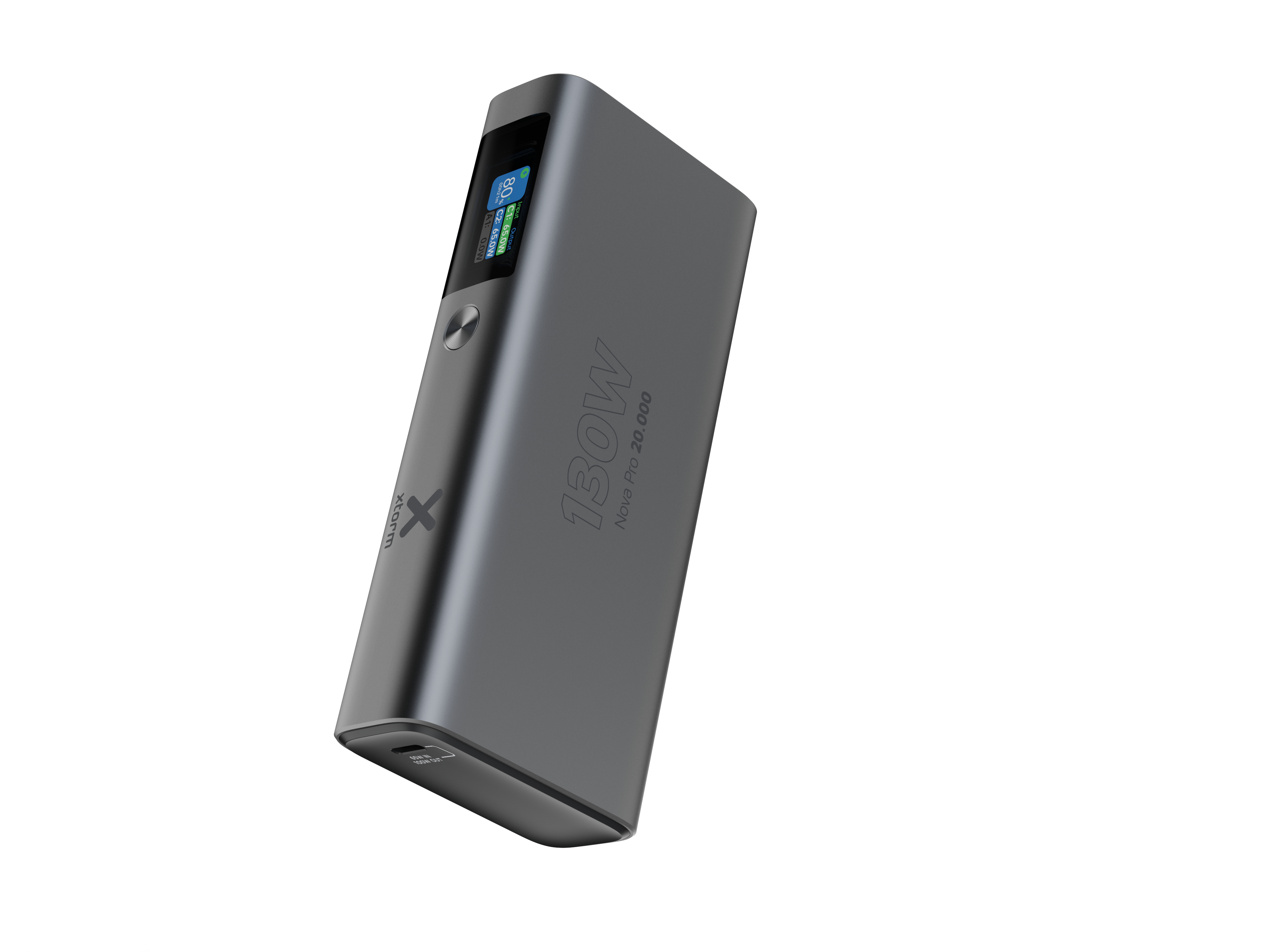 Eine graue Powerbank mit einem Bildschirm, der Leistungsstatistiken anzeigt, ist gegen einen weißen Hintergrund abgewinkelt.