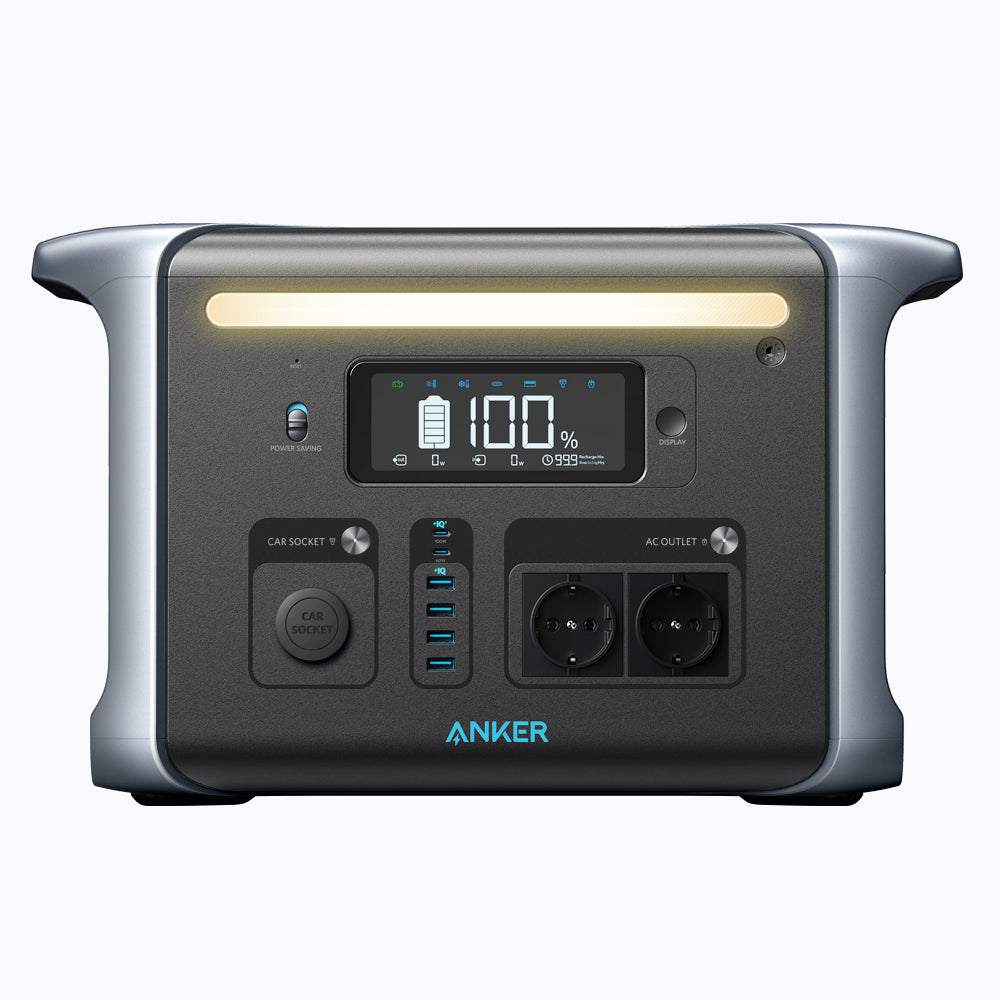 Anker Powerstation mit digitaler Anzeige von 100% Ladung. Verfügt über einen Autoanschluss, Wechselstromausgänge und verschiedene Anschlüsse.