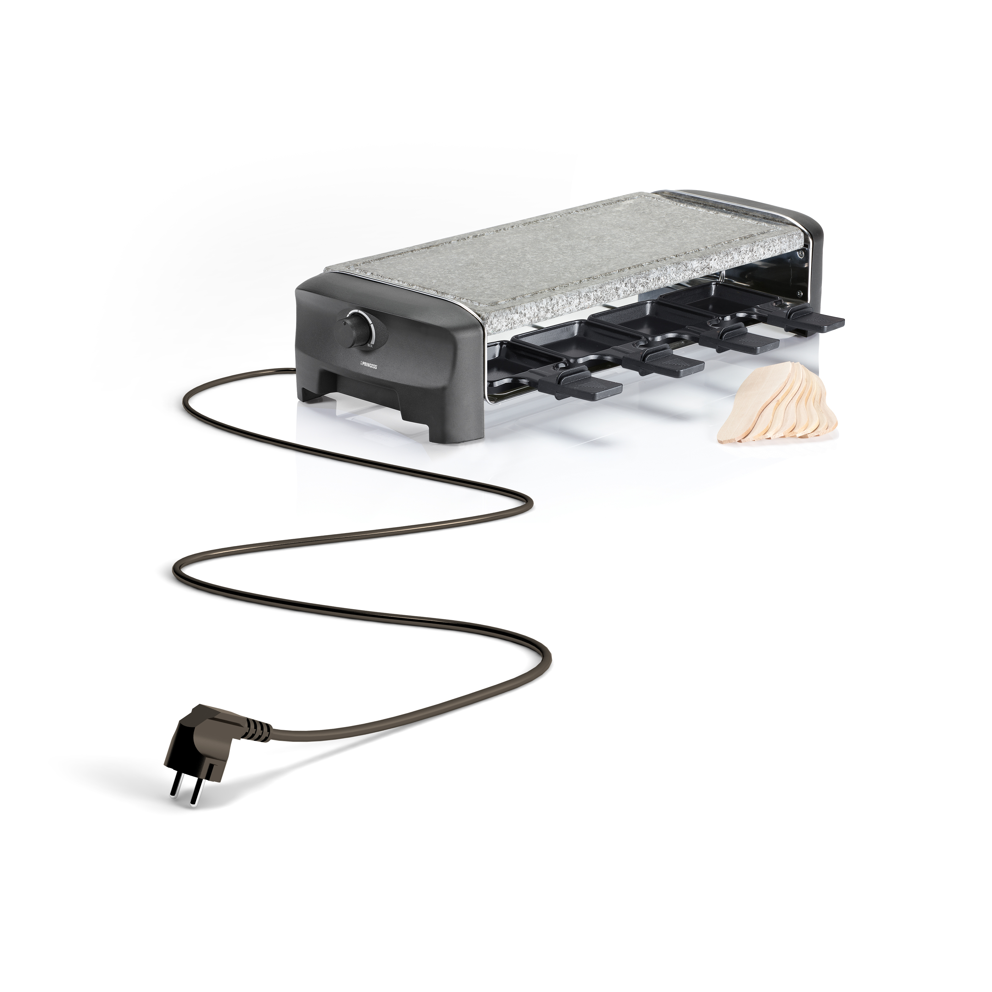 Grill do raclette z kamiennym blatem, czarną podstawą i przewodem zasilającym. Pokrojony ser po prawej.