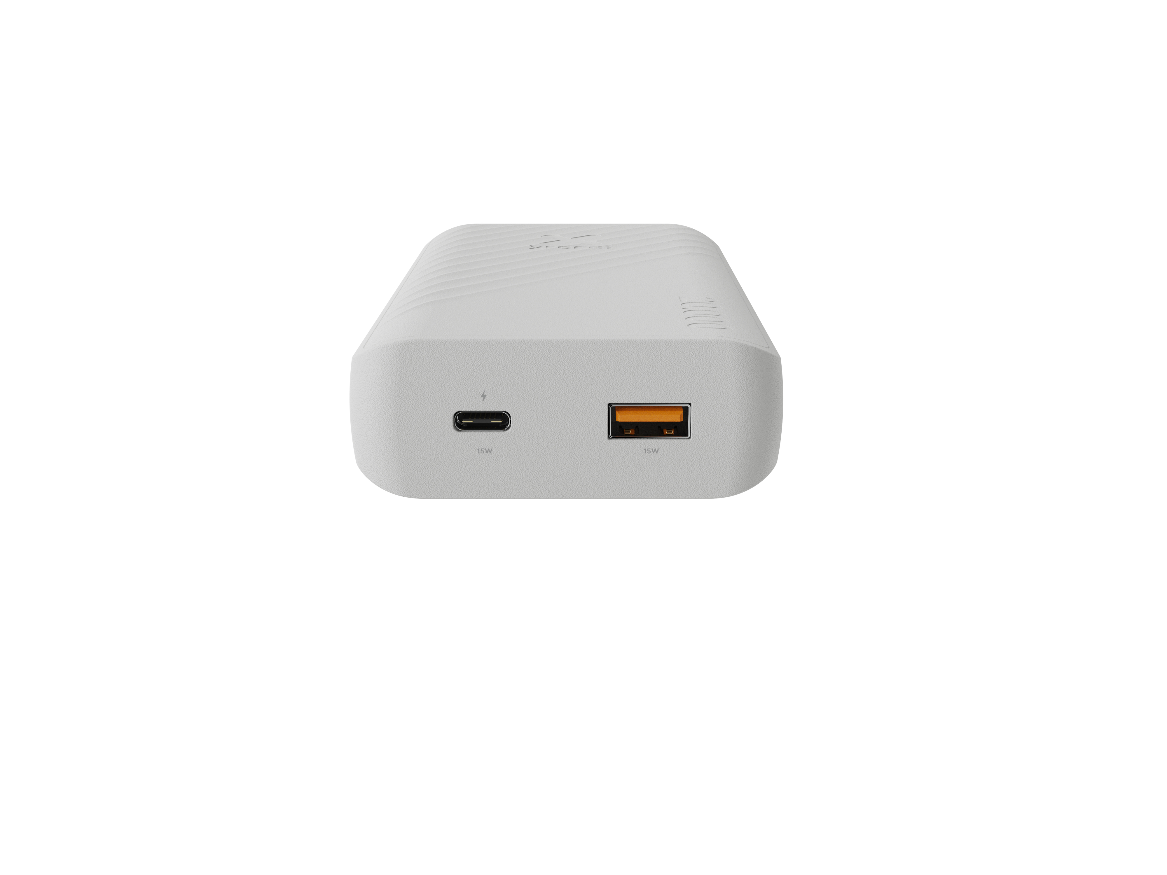 Eine weiße Powerbank mit zwei Anschlüssen, USB-C und USB-A. Beide Anschlüsse sind mit 15W beschriftet. Weißer Hintergrund.