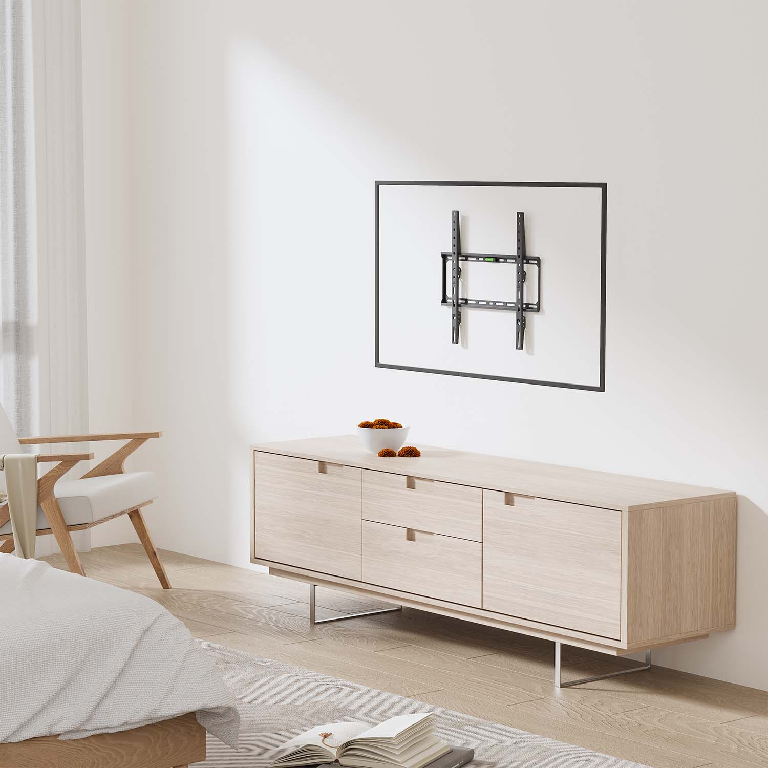 Un soggiorno moderno con un supporto TV a parete. Un mobile in legno e una sedia nella stanza.