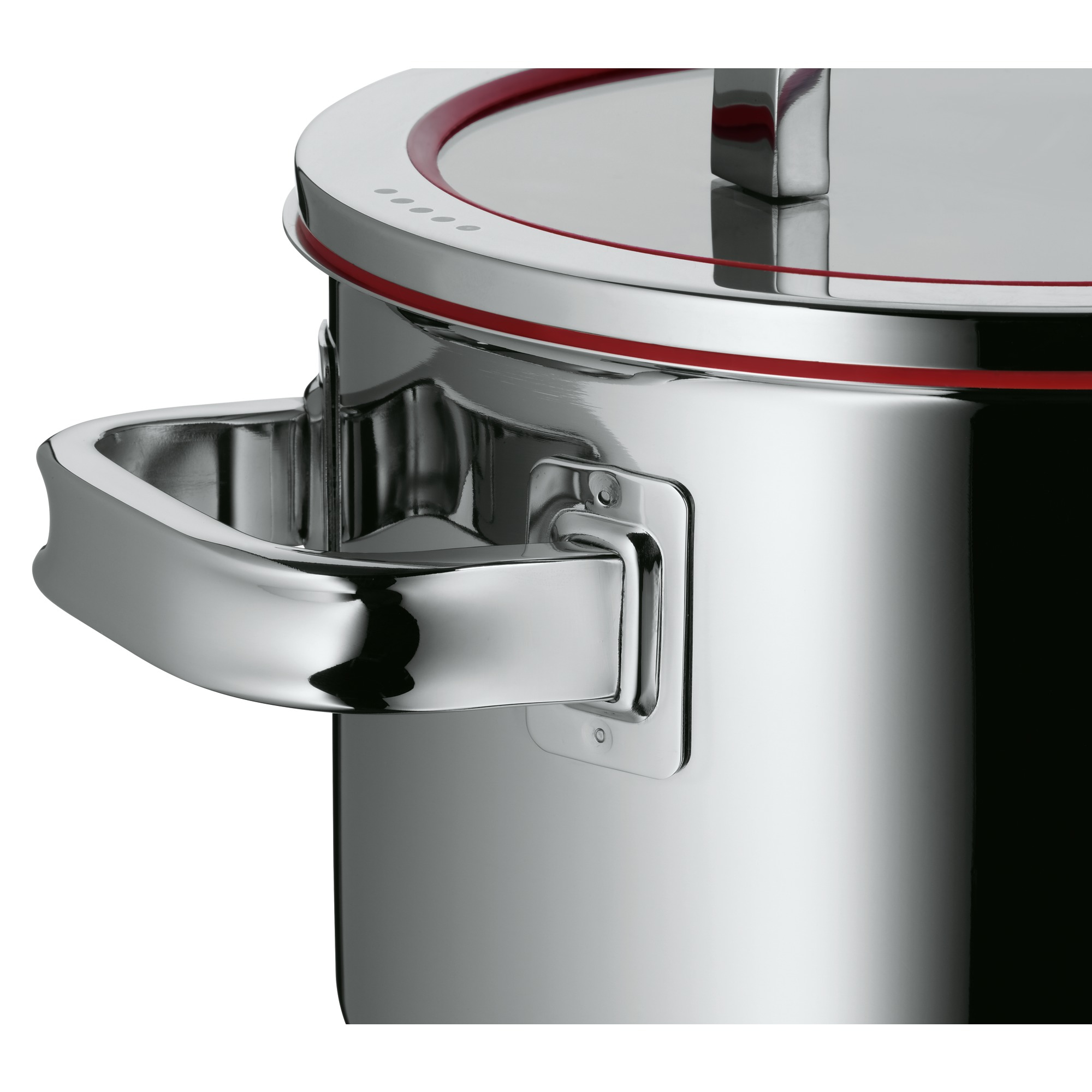 Nahaufnahme eines Edelstahltopfs mit rotem Rand, Henkel und Deckel. Der Topf steht vor weißem Hintergrund.