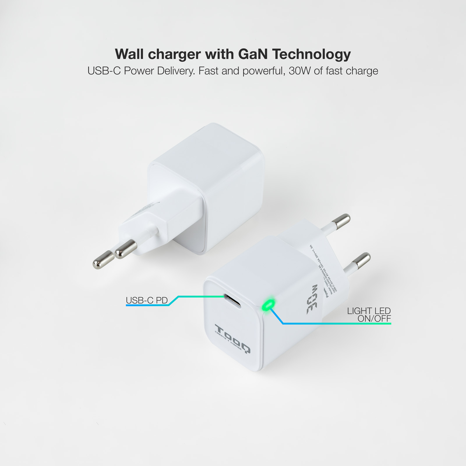 Dos cargadores de pared blancos con tecnología GaN, uno enchufado, otro con luz verde y etiquetas de texto.