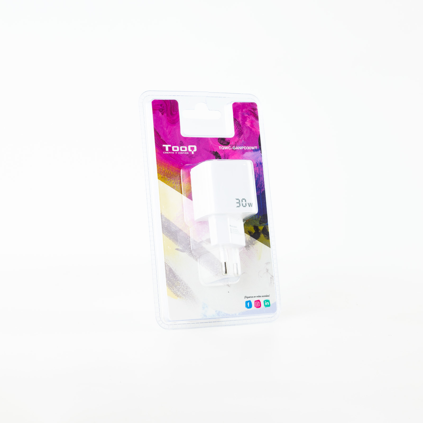 Cargador blanco de 30W en un paquete de plástico transparente. El paquete tiene el logo Tooq e iconos de redes sociales.