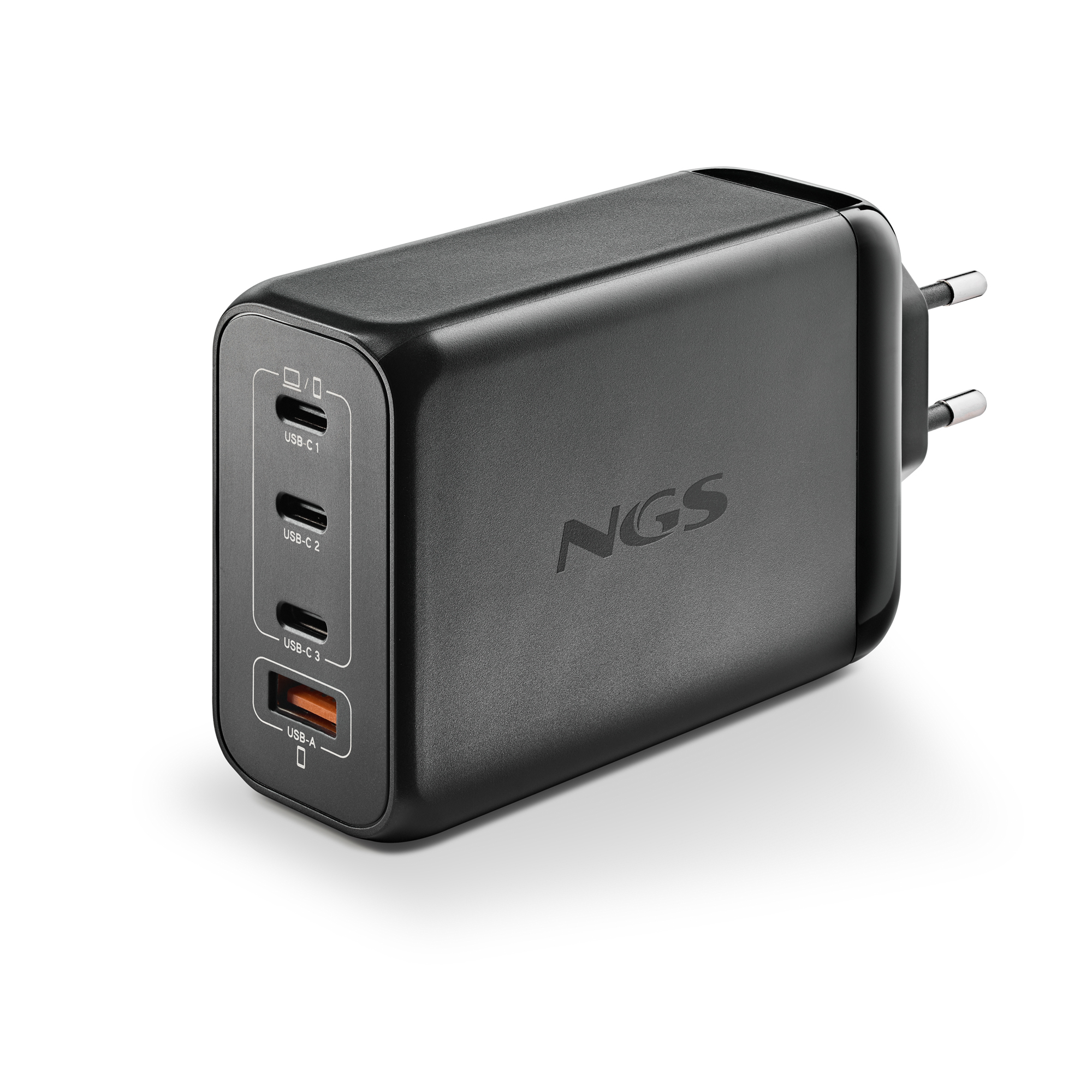 Caricabatterie USB NGS nero con più porte, tra cui USB-C e USB-A, e una spina a due poli su sfondo bianco.