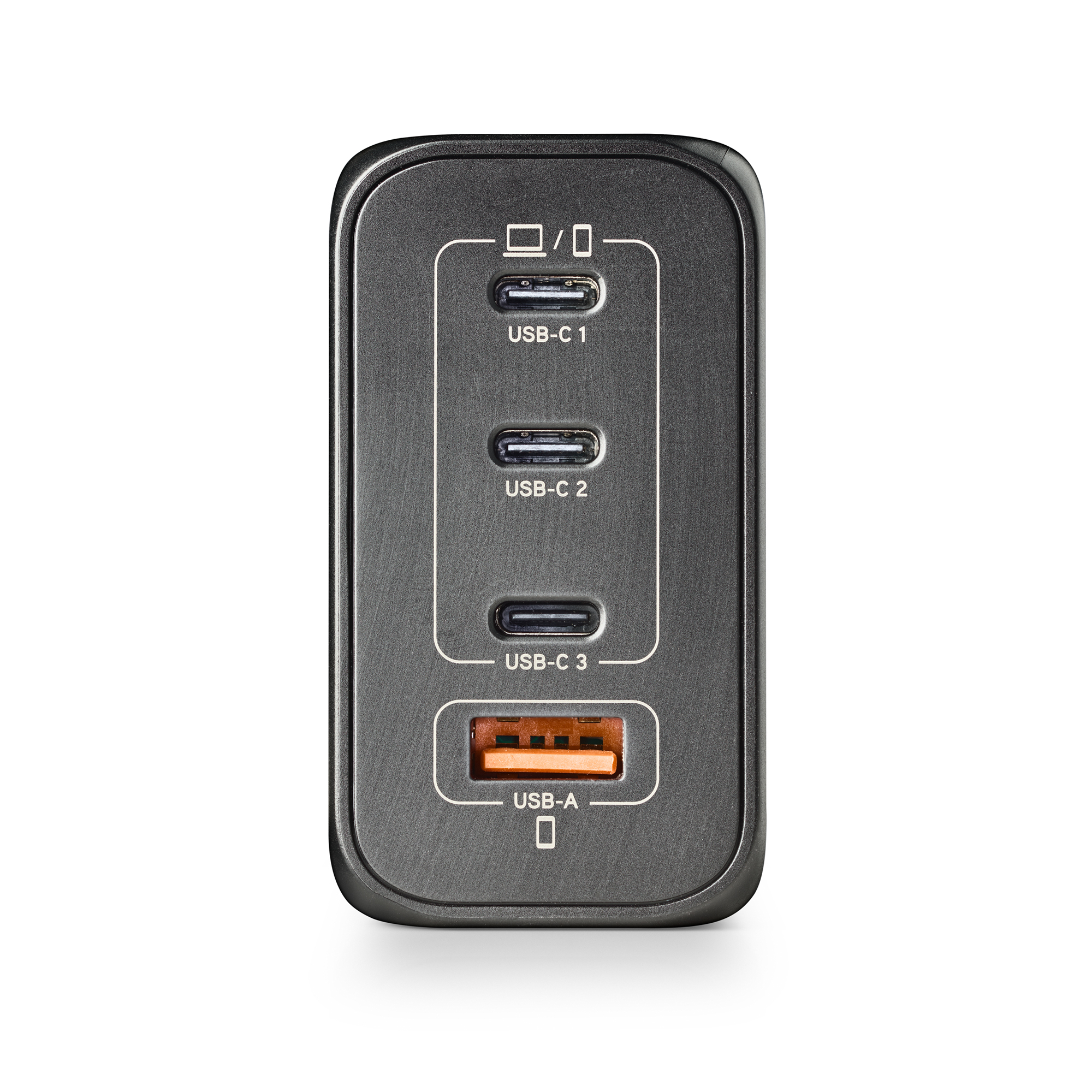 Un caricatore USB grigio scuro con quattro porte: tre USB-C e una USB-A, tutte etichettate, su sfondo bianco.