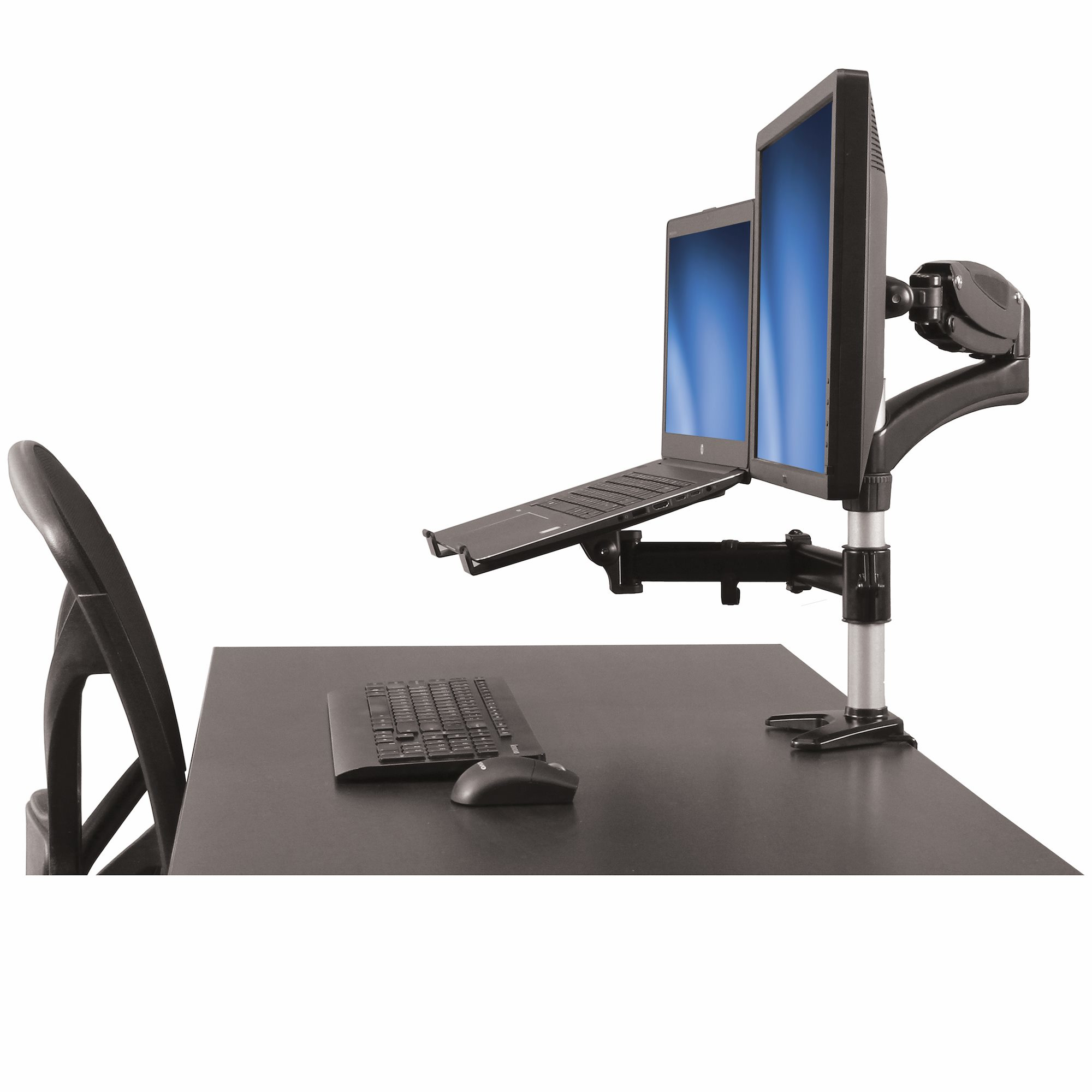 Configuration de bureau avec moniteurs, ordinateur portable, clavier et souris. Bureau, chaise et support noirs. Fond blanc.