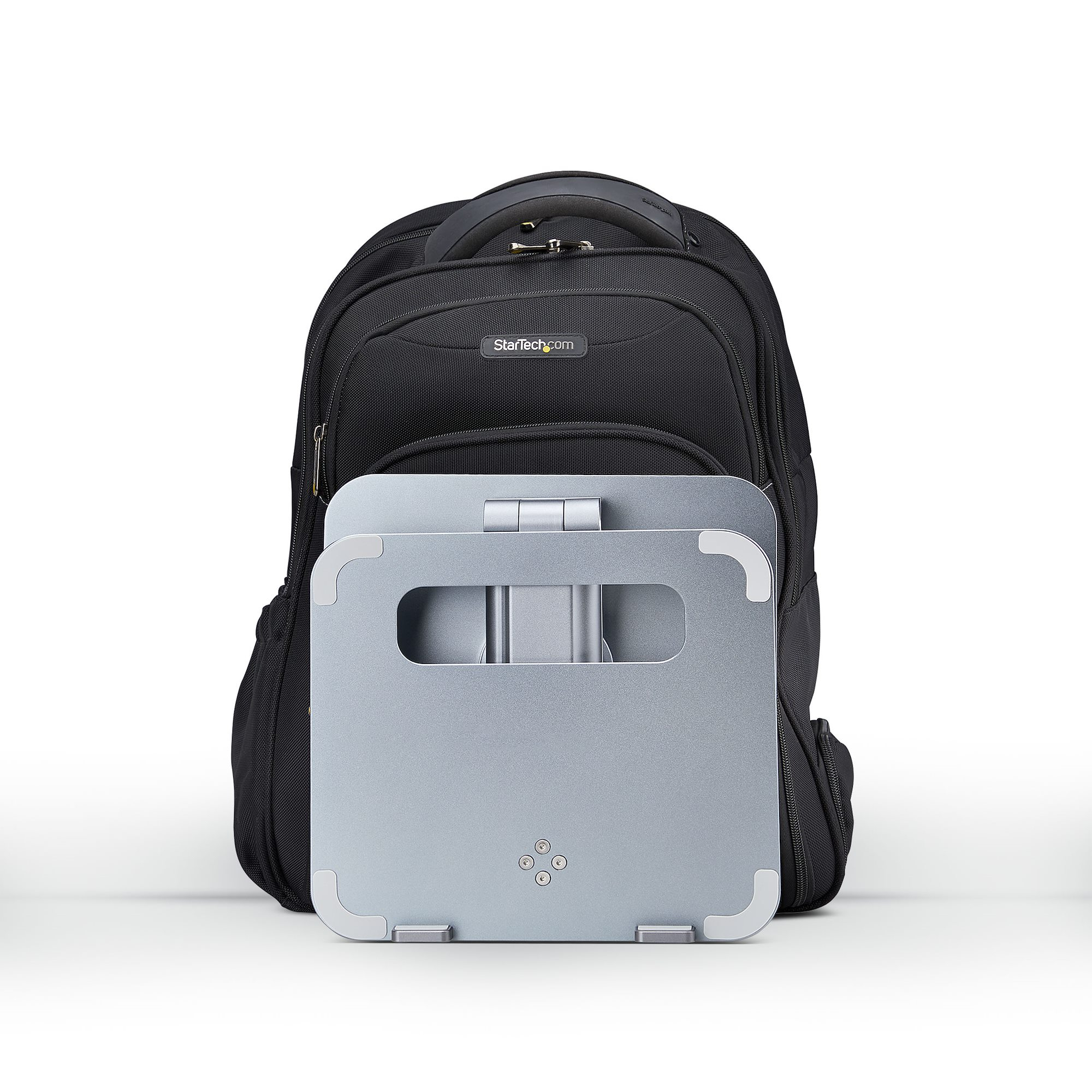 Ein schwarzer Rucksack mit einem silbernen Laptop-Ständer davor. Der Hintergrund ist weiß.