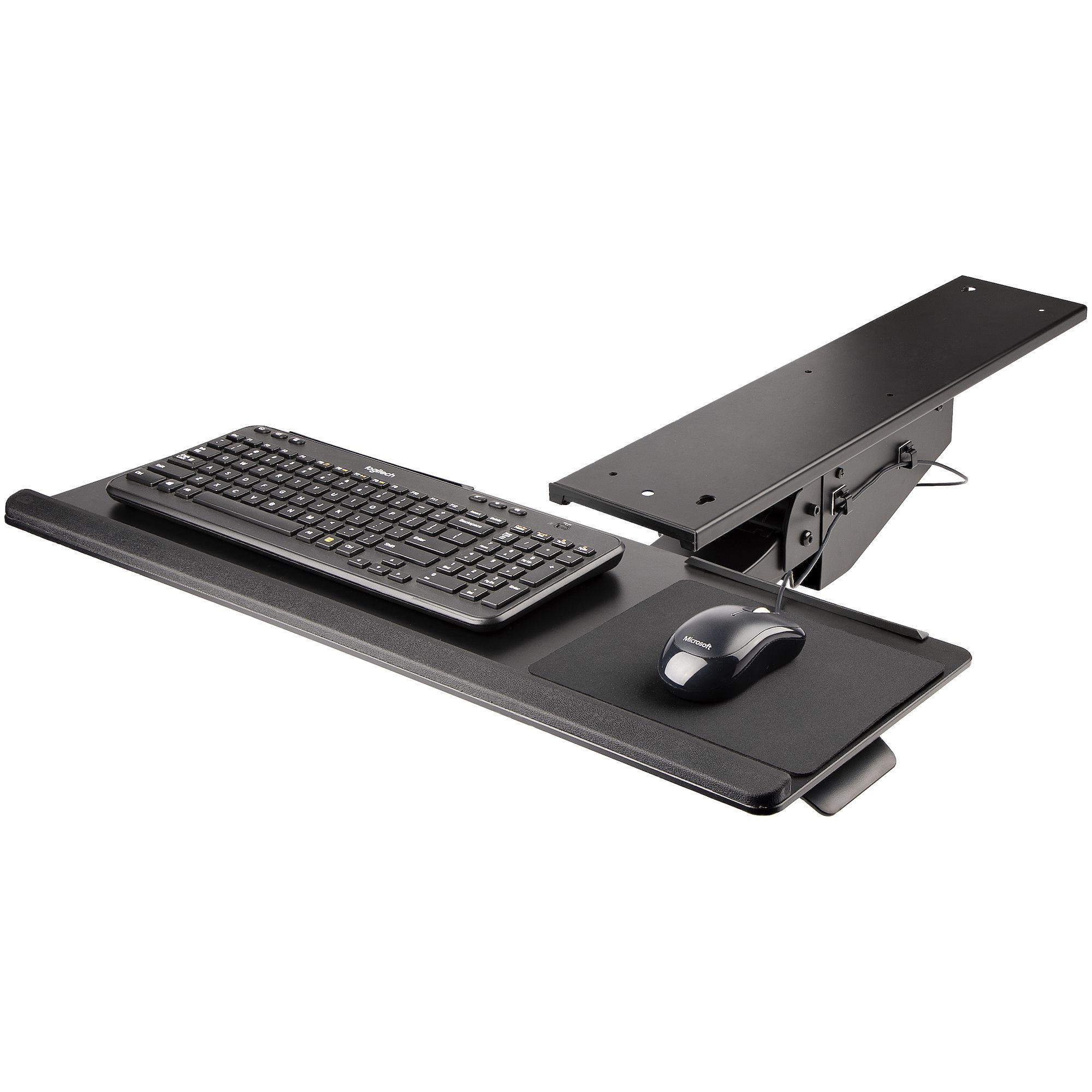 Eine schwarze Tastatur, Maus und ein verstellbares Schreibtisch-Setup. Die Tastatur ist von Logitech, die Maus von Microsoft.