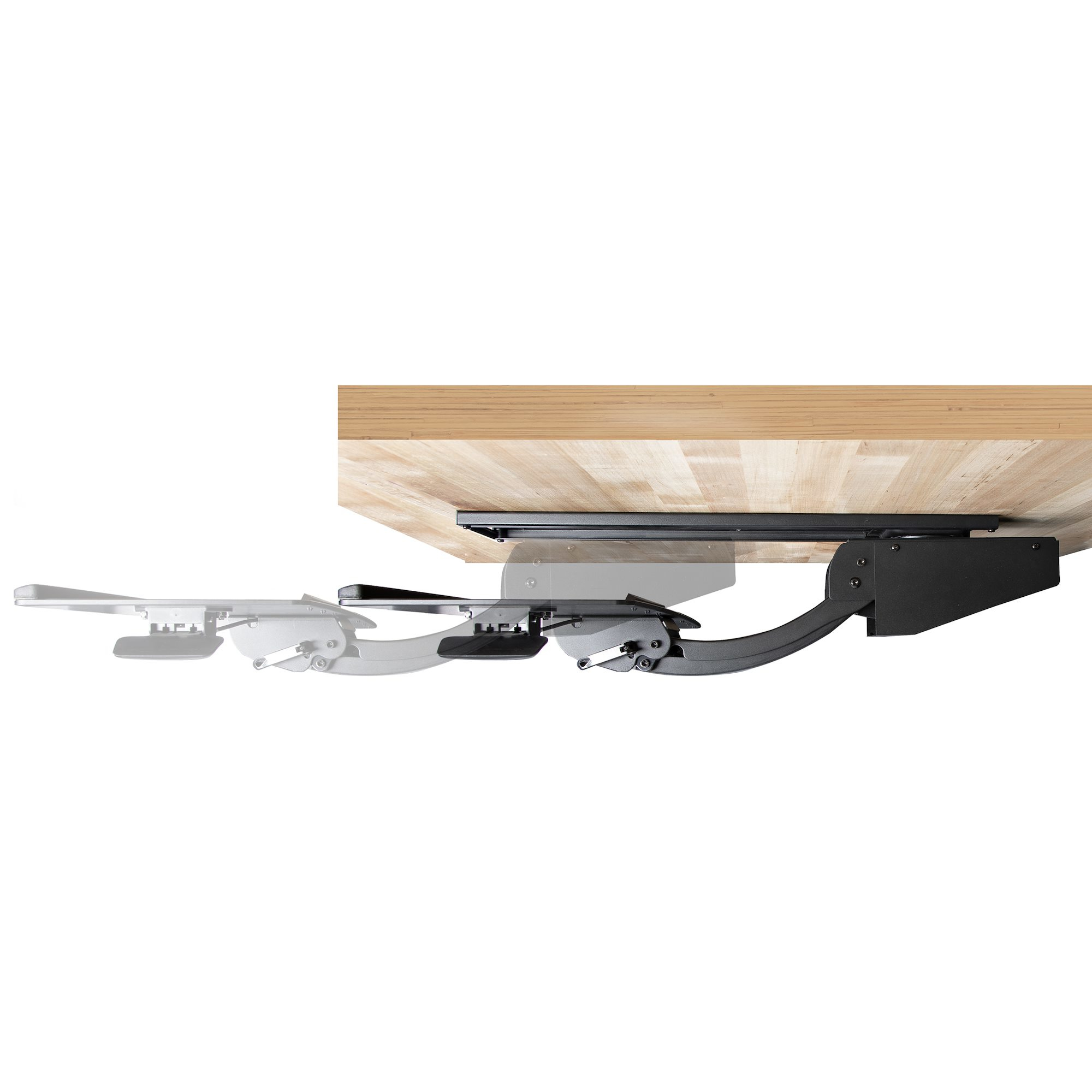 Ein Tastaturfach unter dem Schreibtisch mit verstellbaren Armen. An einem Holzschreibtisch befestigt. Schwarze Metallkomponenten.