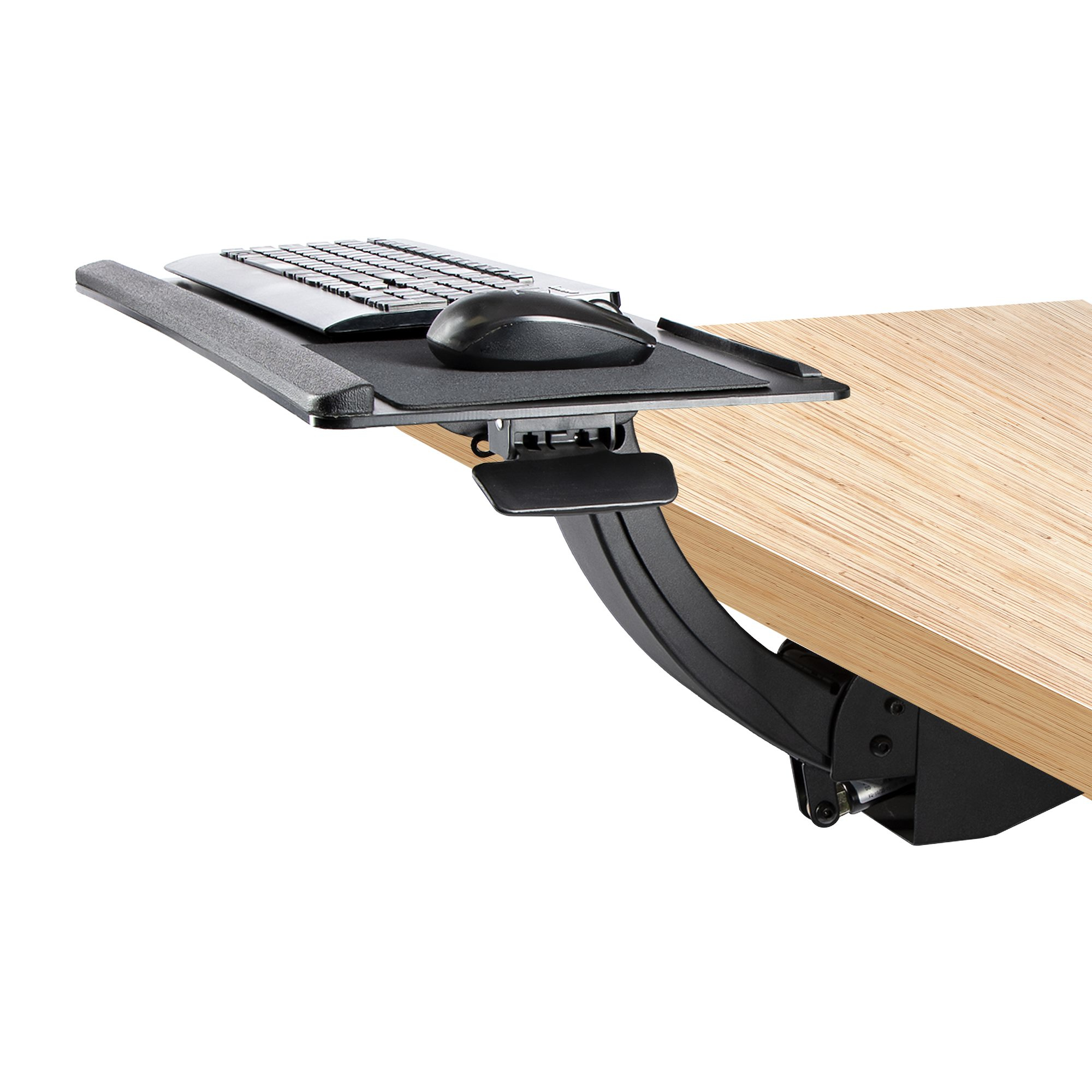 Eine Tastaturablage unter dem Schreibtisch mit Tastatur, Maus und einer Holzschreibtischoberfläche.