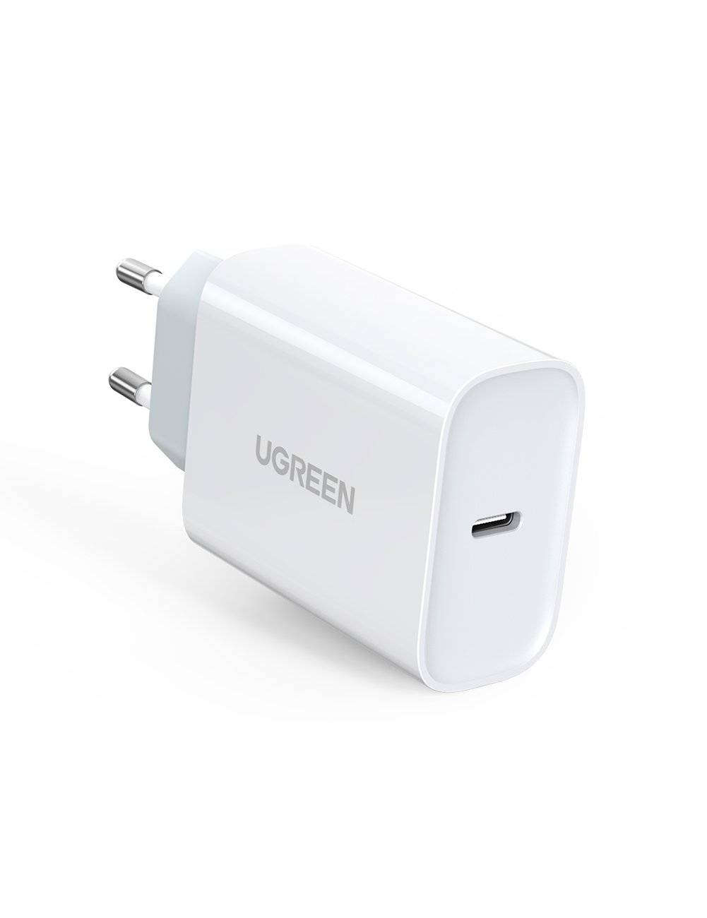 Ein weißes UGREEN USB-C-Ladegerät mit zwei Stiften. Das Ladegerät hat das UGREEN-Logo und einen USB-C-Anschluss.