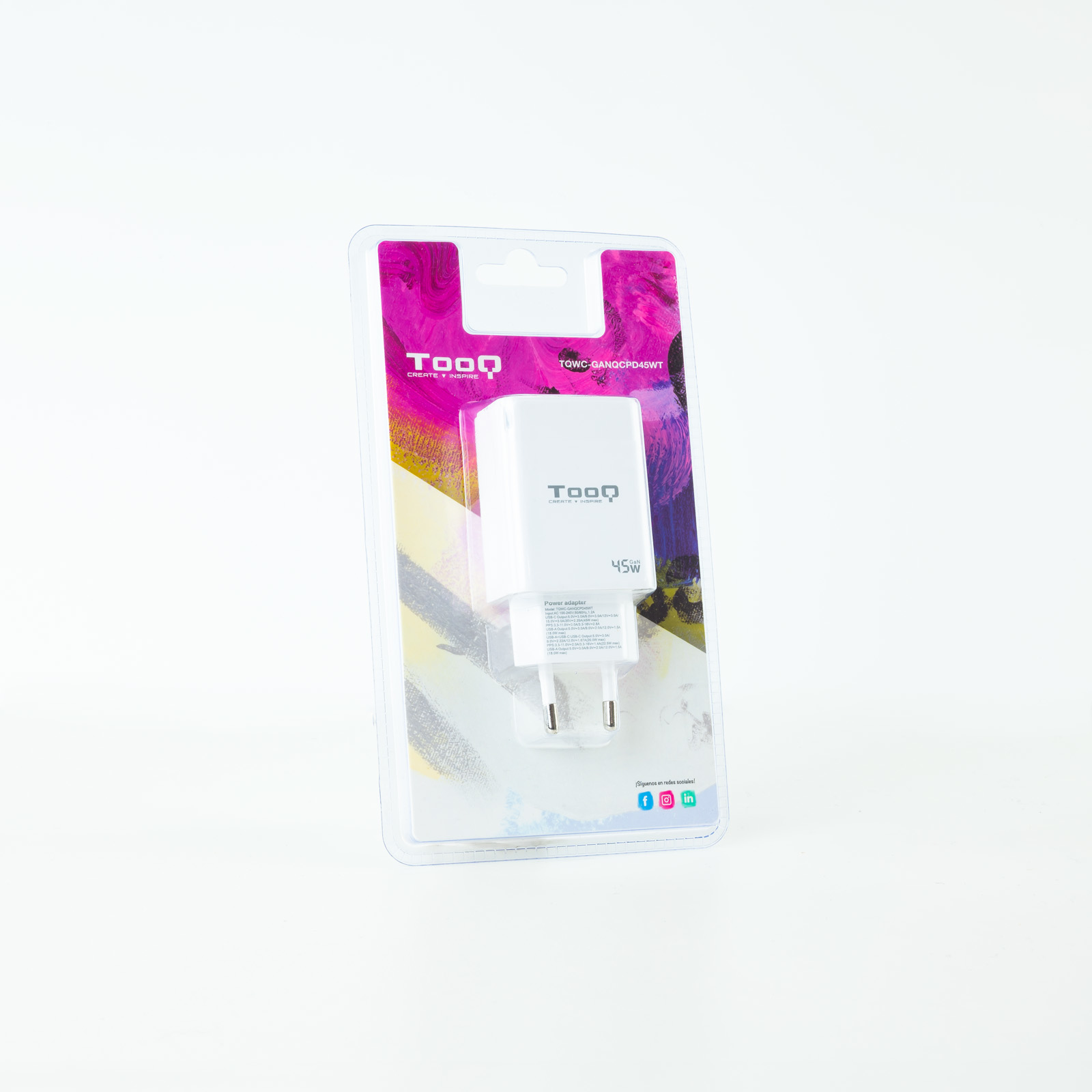 Un adaptador de corriente TooQ 45W blanco en un paquete de plástico transparente sobre fondo blanco, acentos rosas.