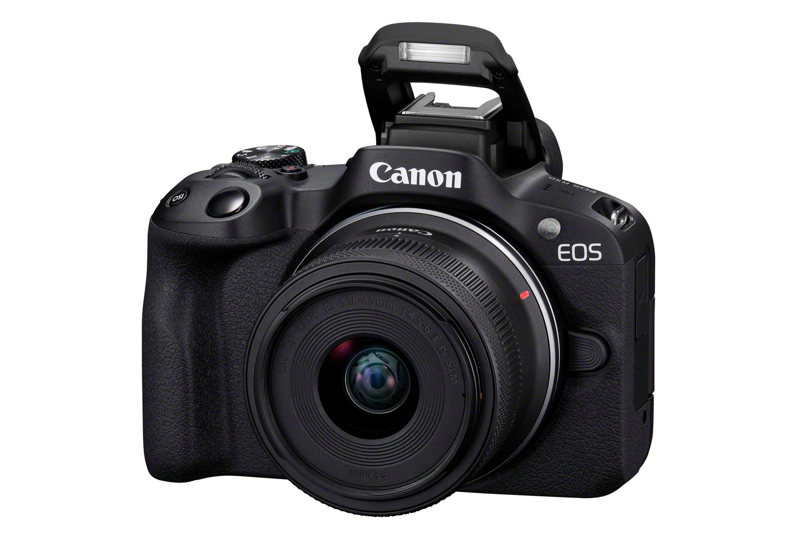 Una fotocamera Canon EOS nera con obiettivo, flash e logo Canon. L'obiettivo è a fuoco, il flash è sollevato. La fotocamera è su sfondo bianco.