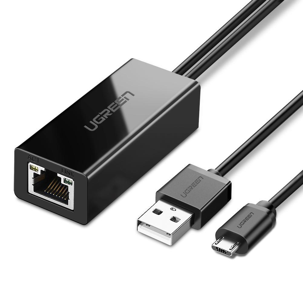 Ein schwarzer UGREEN Ethernet-Adapter mit USB- und Micro-USB-Anschlüssen, Kabel angeschlossen. Weißer Hintergrund mit weichen Schatten.