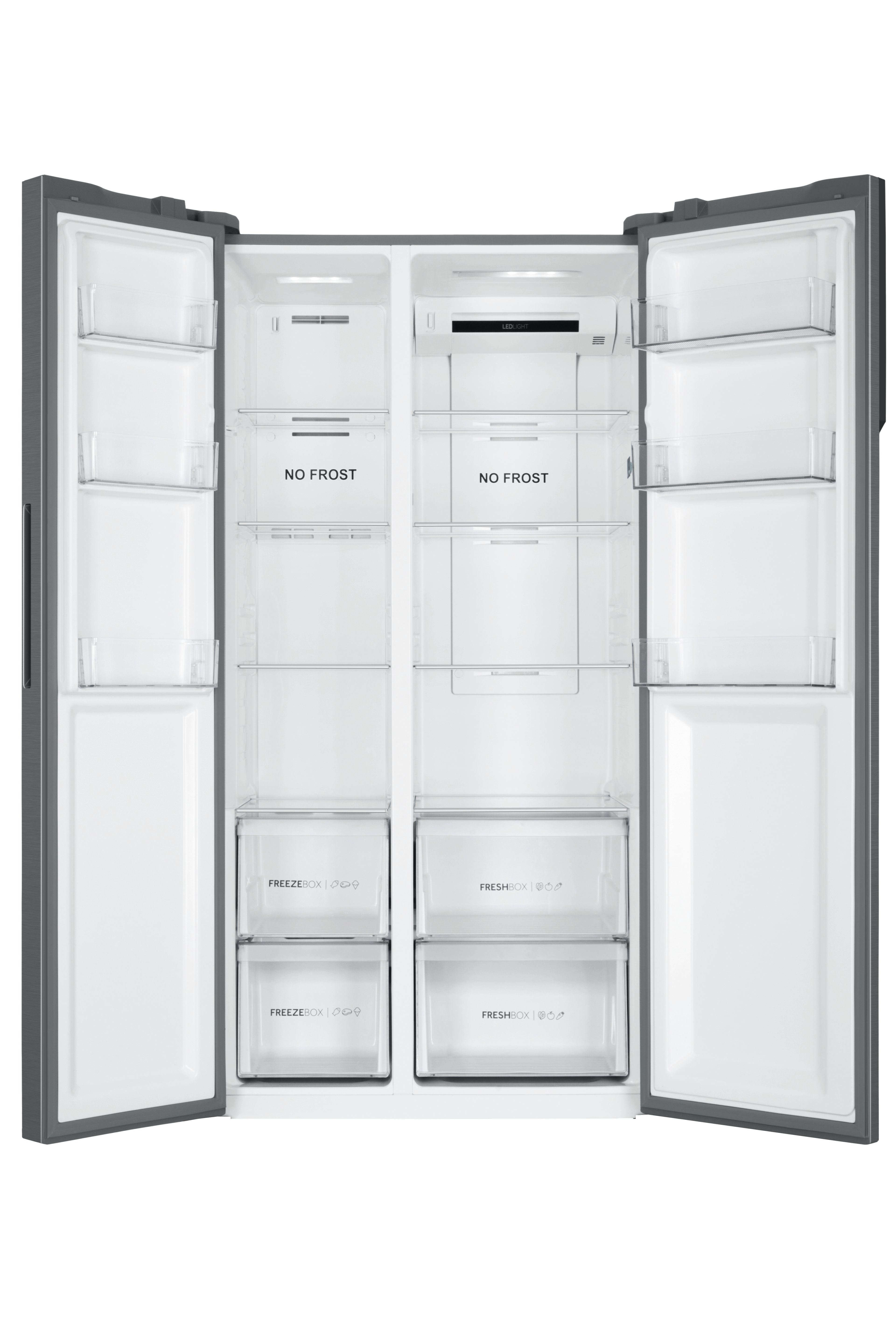Refrigerador de doble puerta abierto. La vista interior muestra estantes, cajones y compartimentos. Marcado con 'NO FROST', 'FREEZEBOX' y 'FRESHBOX'.