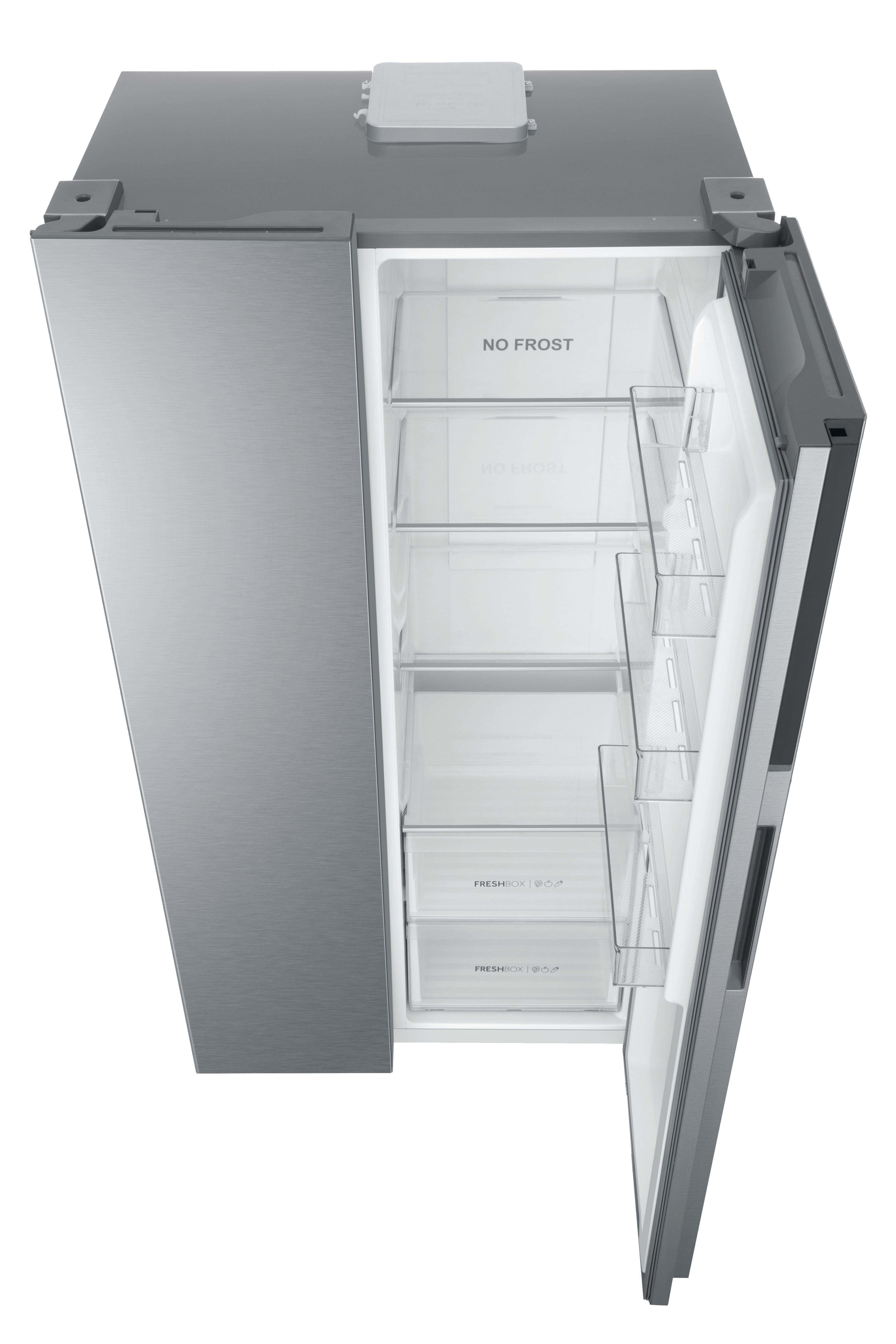 Refrigerador gris, puerta entreabierta, revela estantes y almacenamiento. 'NO FROST' es visible. La puerta está a la derecha.