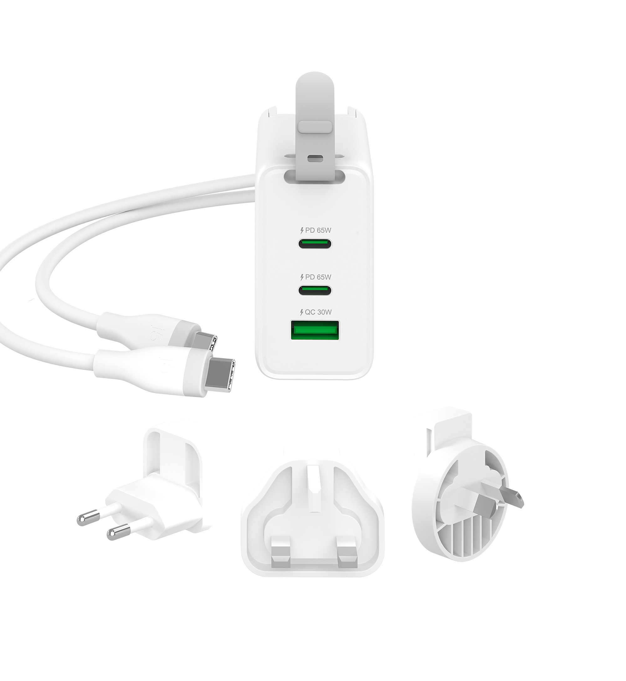 Un cargador blanco con cables y tres enchufes adaptadores. El cargador tiene tres puertos de carga etiquetados con texto verde.