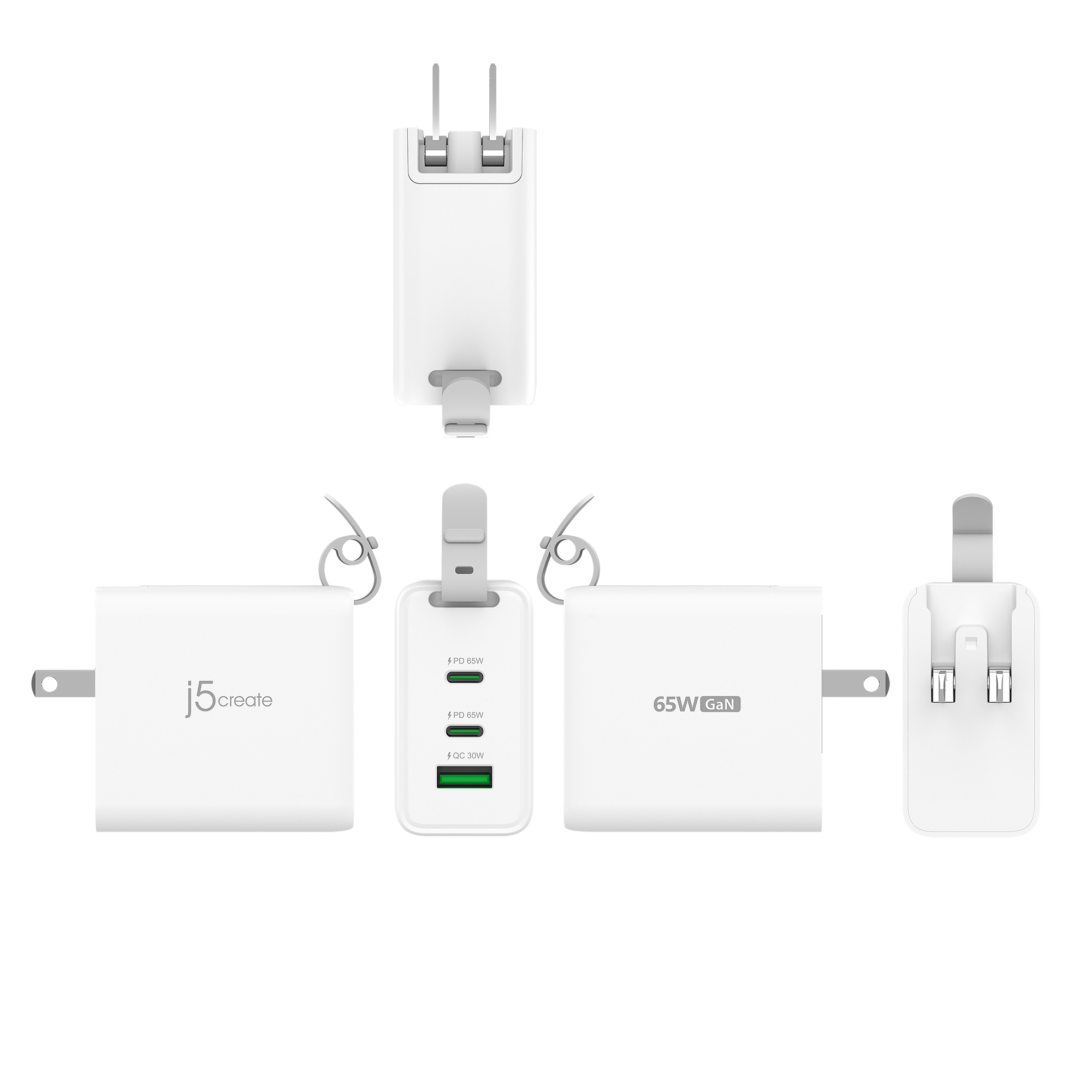 Se muestran adaptadores de corriente blancos. Uno está arriba, otros abajo, con varias vistas y etiquetas. Algunos tienen clavijas plegables.
