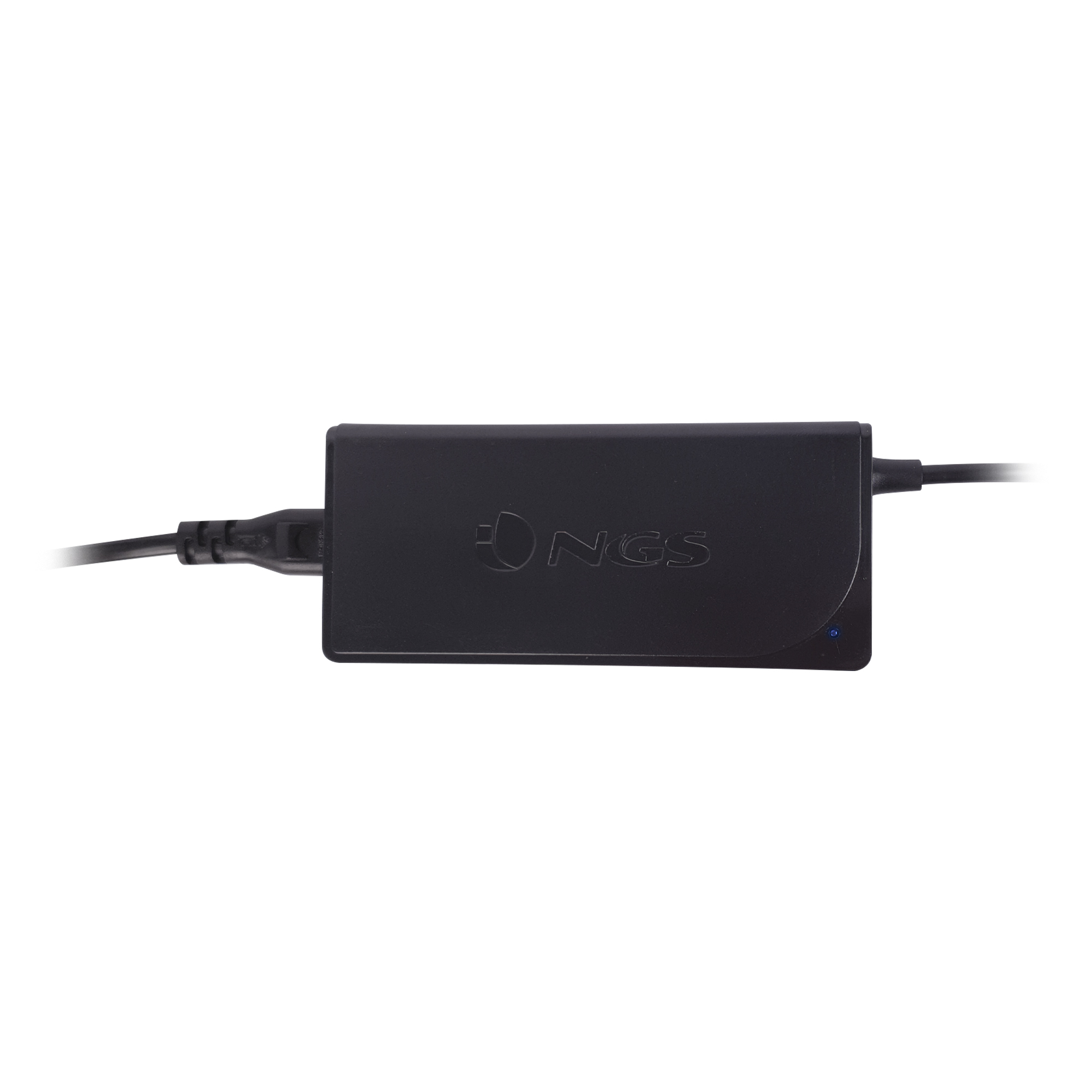 Adaptador de corriente NGS negro con cables. El adaptador tiene la marca. Una luz azul es visible.