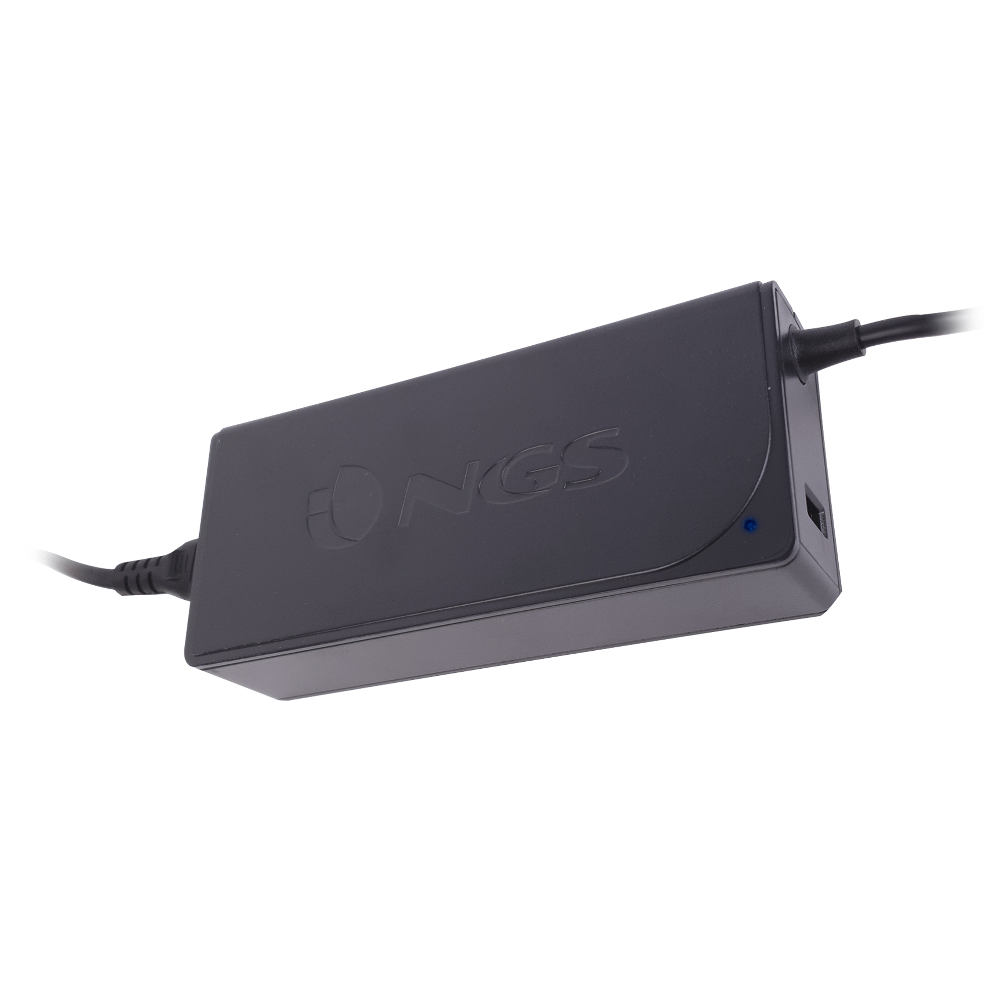 Un adaptador de corriente NGS gris oscuro con cables. El fondo es blanco.